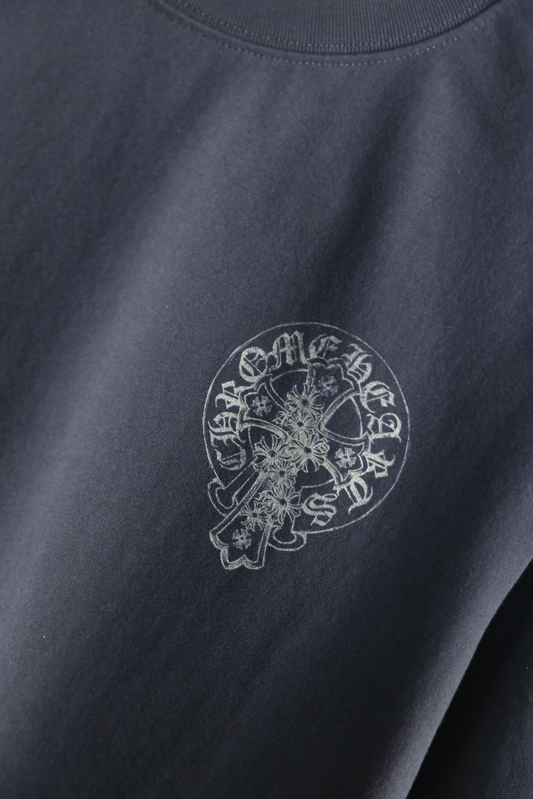 🔥克罗心.26夏季新品！时尚男士宽松短袖👍采用经典圆领剪裁利落，上身随性舒适。领口边缘带有品牌标志性的字