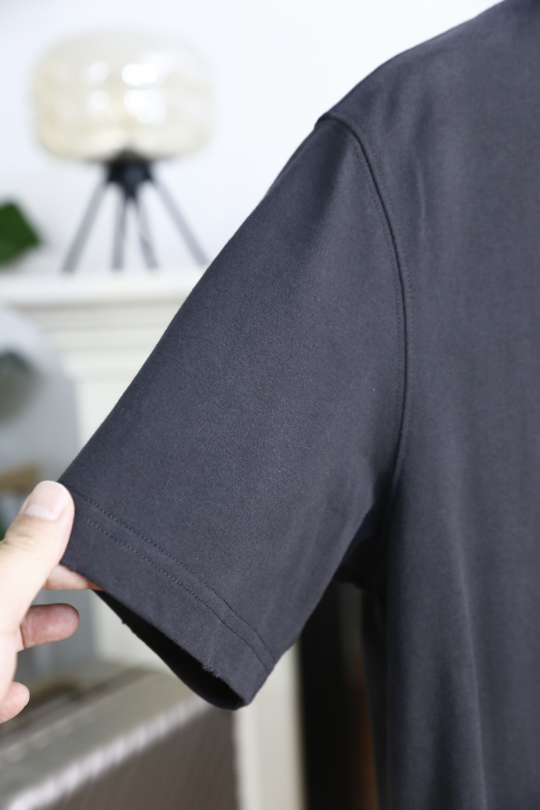 🔥克罗心.26夏季新品！时尚男士宽松短袖👍采用经典圆领剪裁利落，上身随性舒适。领口边缘带有品牌标志性的字