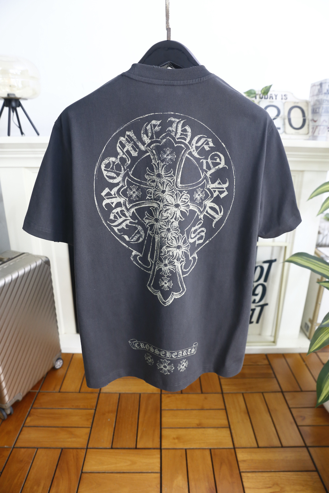 🔥克罗心.26夏季新品！时尚男士宽松短袖👍采用经典圆领剪裁利落，上身随性舒适。领口边缘带有品牌标志性的字