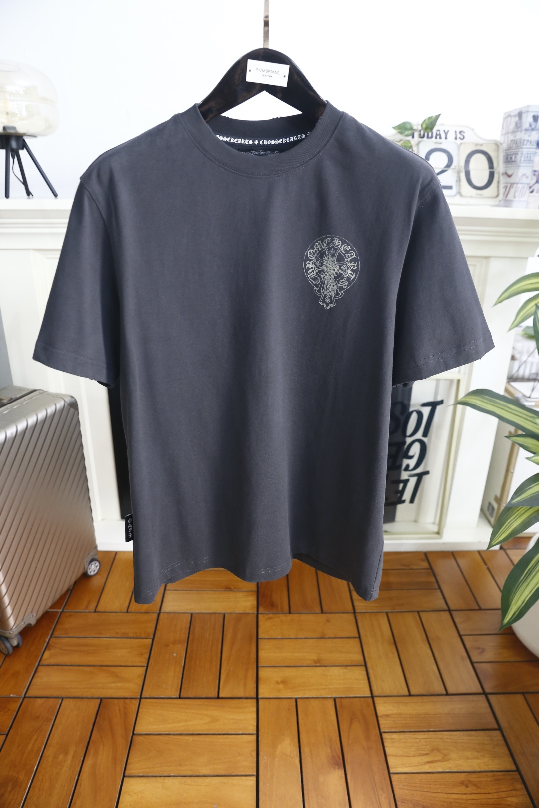 🔥克罗心.26夏季新品！时尚男士宽松短袖👍采用经典圆领剪裁利落，上身随性舒适。领口边缘带有品牌标志性的字