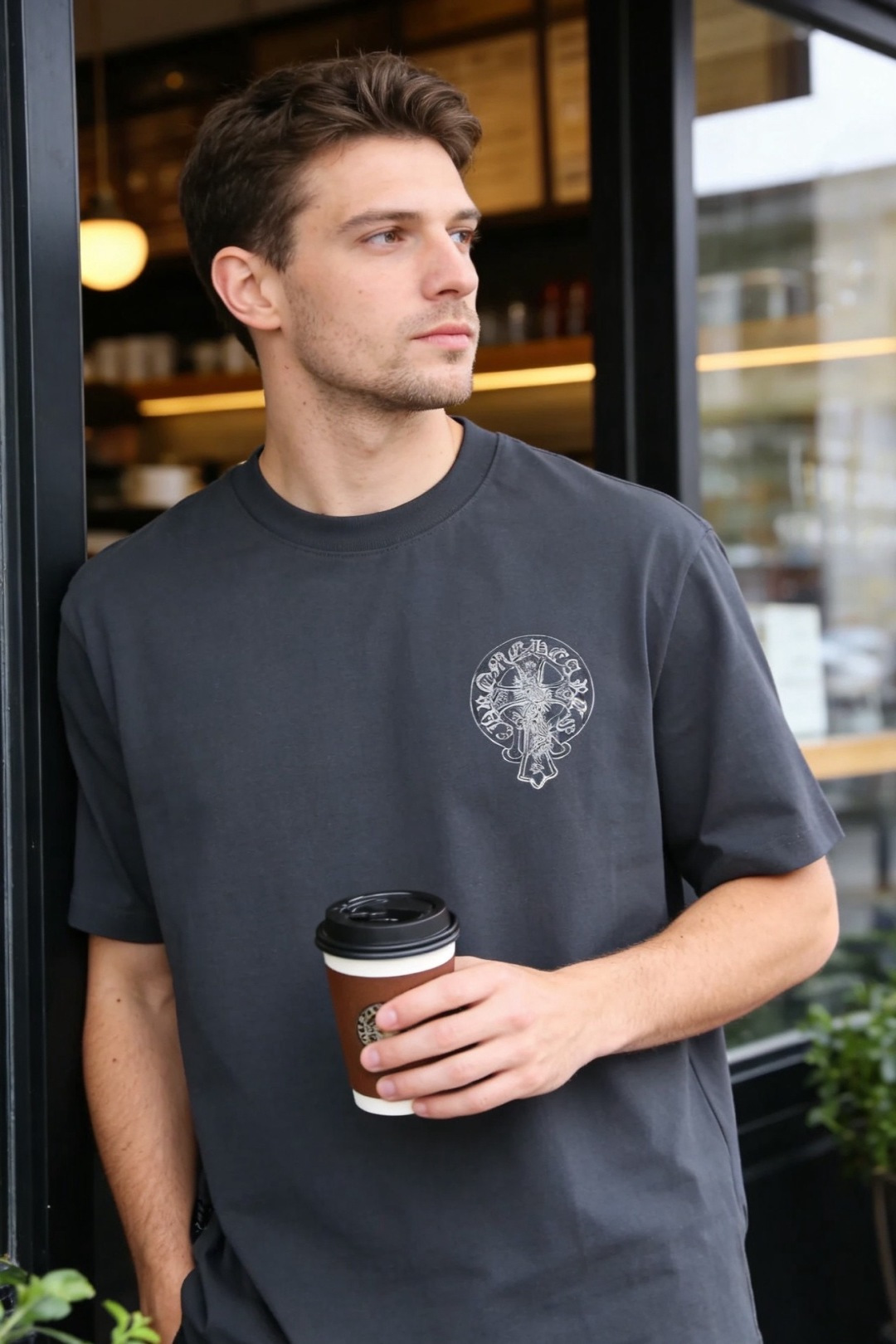 🔥克罗心.26夏季新品！时尚男士宽松短袖👍采用经典圆领剪裁利落，上身随性舒适。领口边缘带有品牌标志性的字