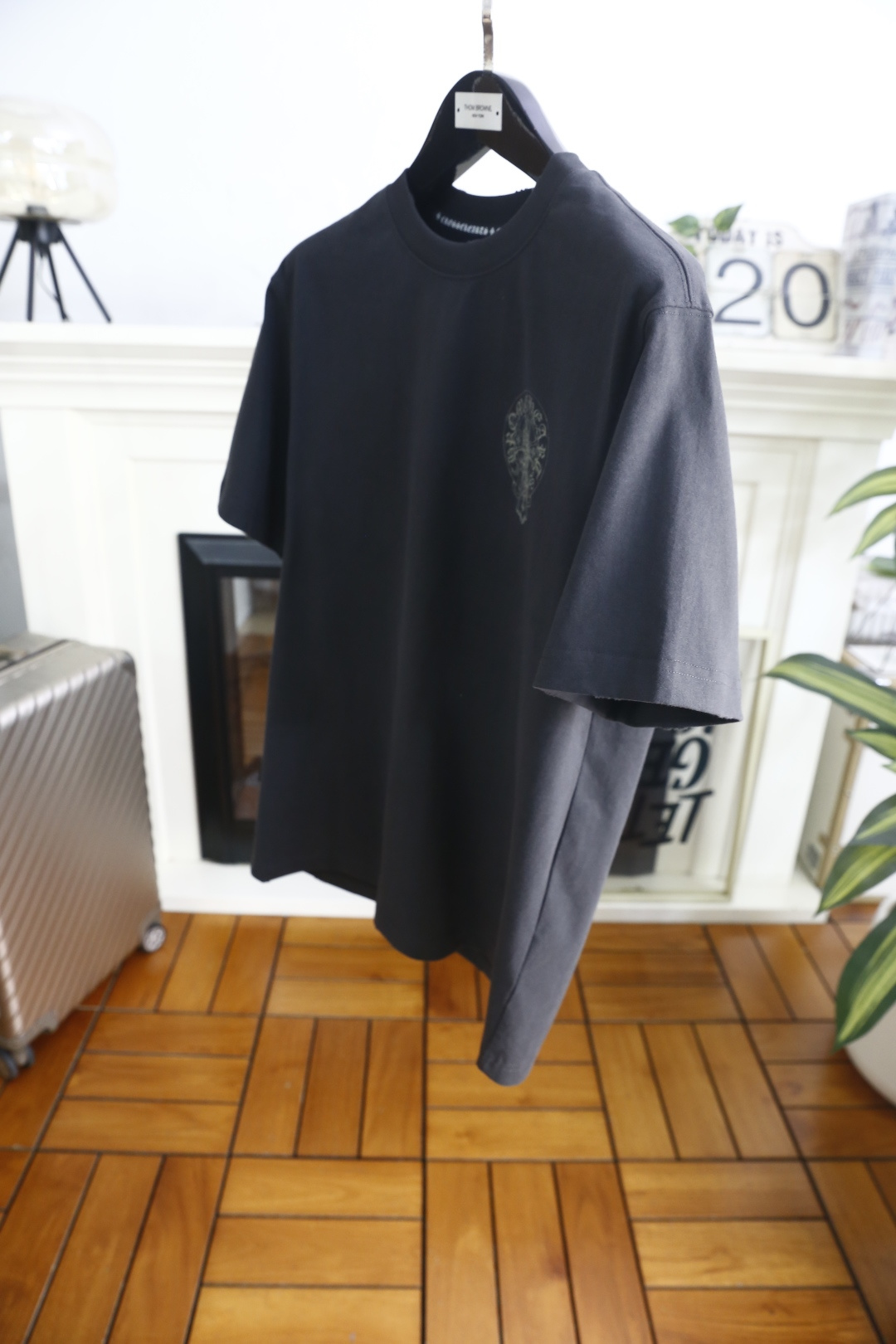 🔥克罗心.26夏季新品！时尚男士宽松短袖👍采用经典圆领剪裁利落，上身随性舒适。领口边缘带有品牌标志性的字