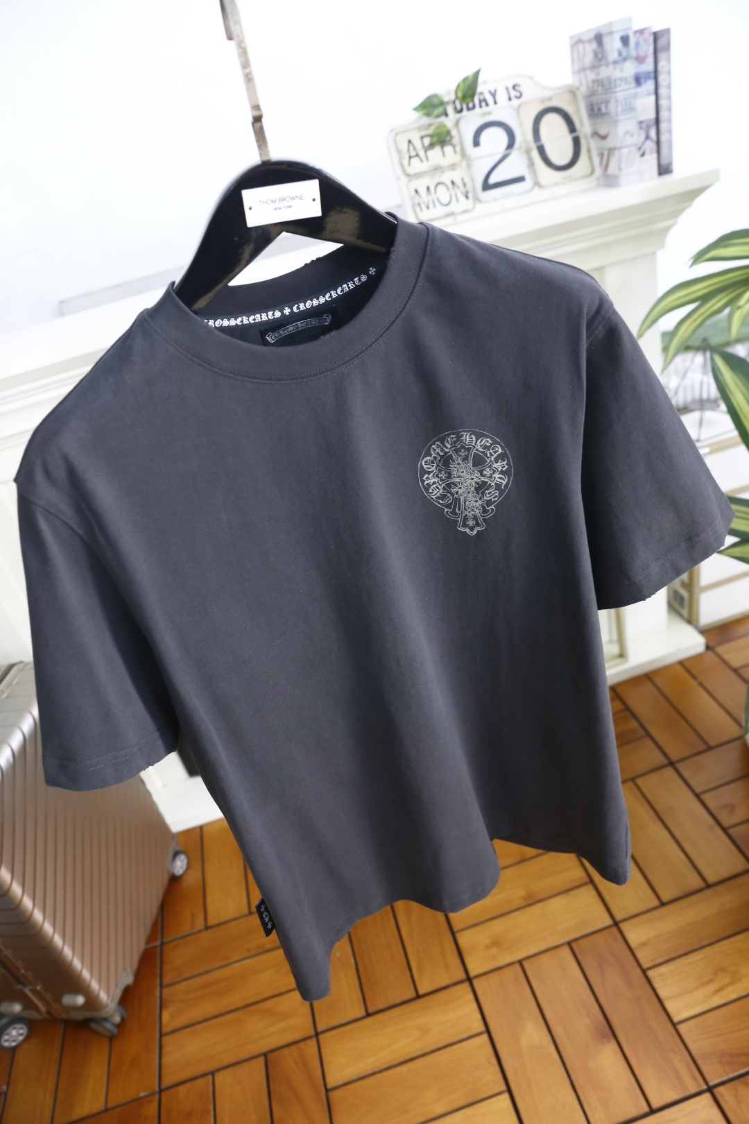 🔥克罗心.26夏季新品！时尚男士宽松短袖👍采用经典圆领剪裁利落，上身随性舒适。领口边缘带有品牌标志性的字