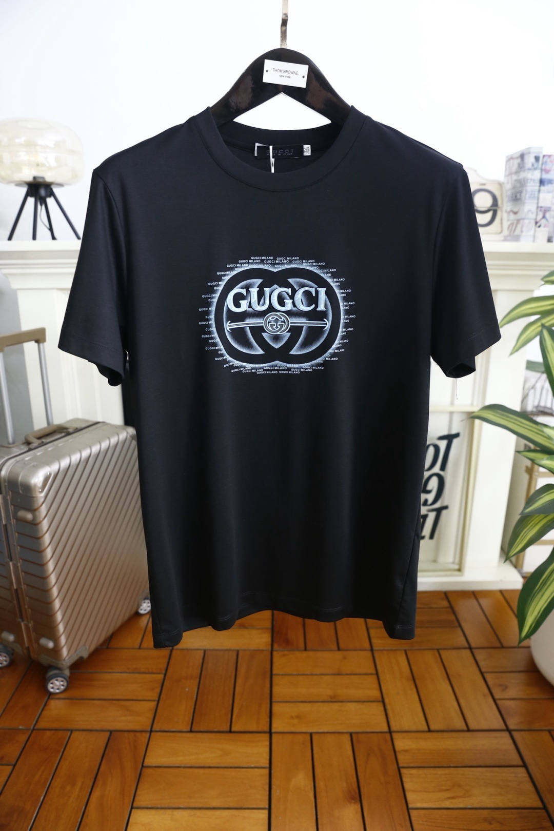 🔥Gu*ci/古驰.26夏季新品！时尚男士百搭短袖T恤，以极简圆领版型打造潮流休闲质感。胸前呈现品牌经典