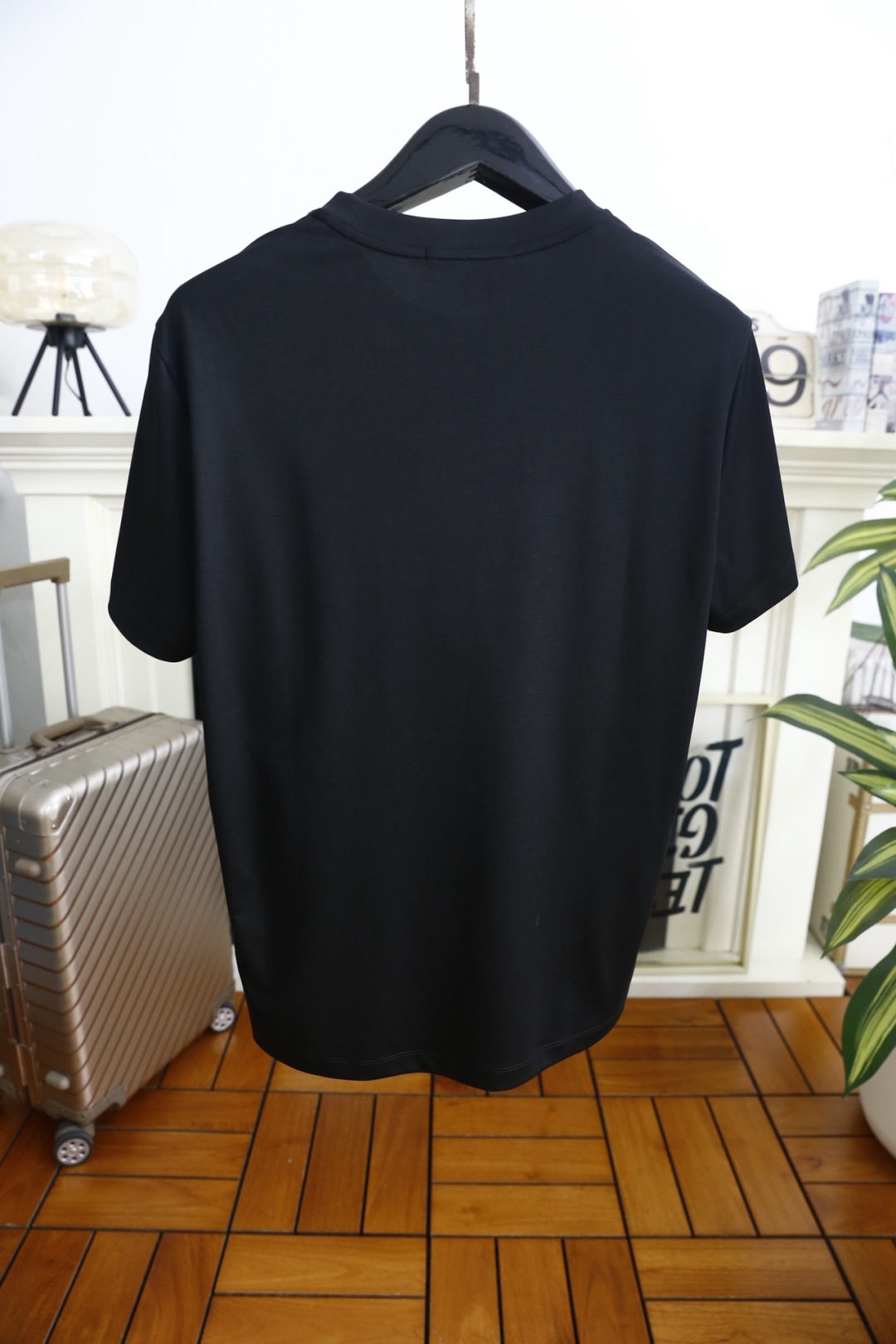 🔥Gu*ci/古驰.26夏季新品！时尚男士百搭短袖T恤，以极简圆领版型打造潮流休闲质感。胸前呈现品牌经典