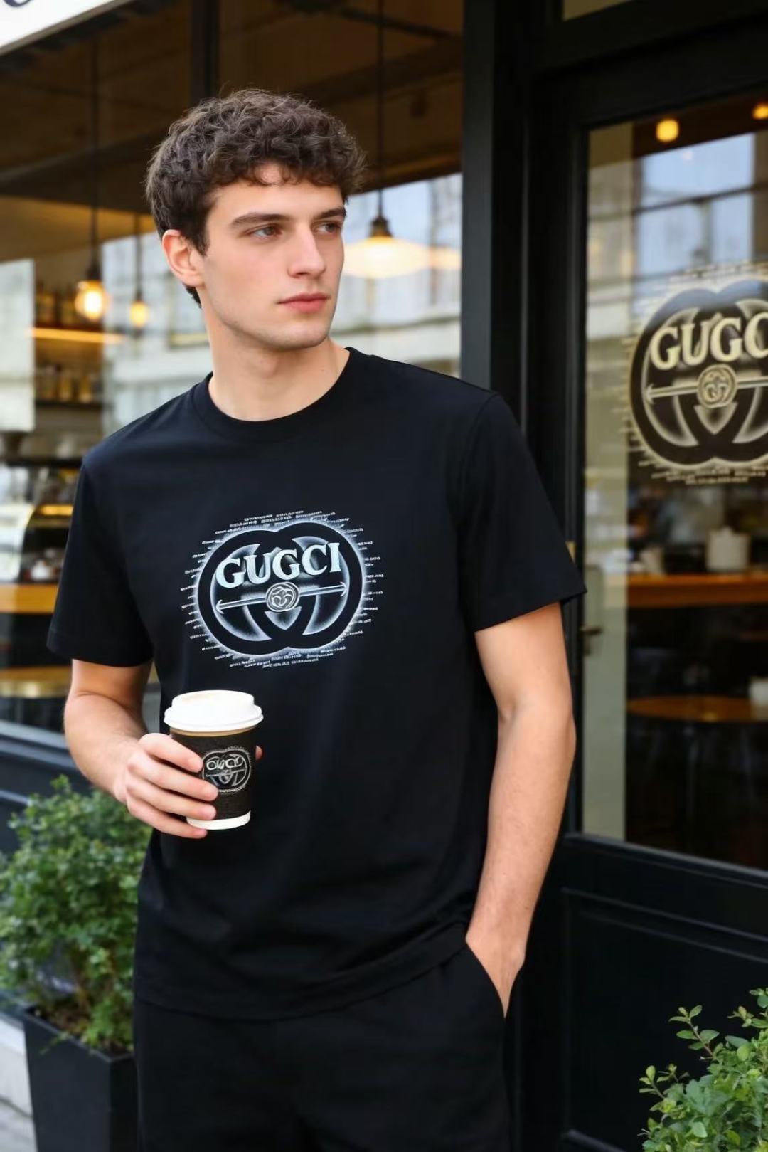 🔥Gu*ci/古驰.26夏季新品！时尚男士百搭短袖T恤，以极简圆领版型打造潮流休闲质感。胸前呈现品牌经典