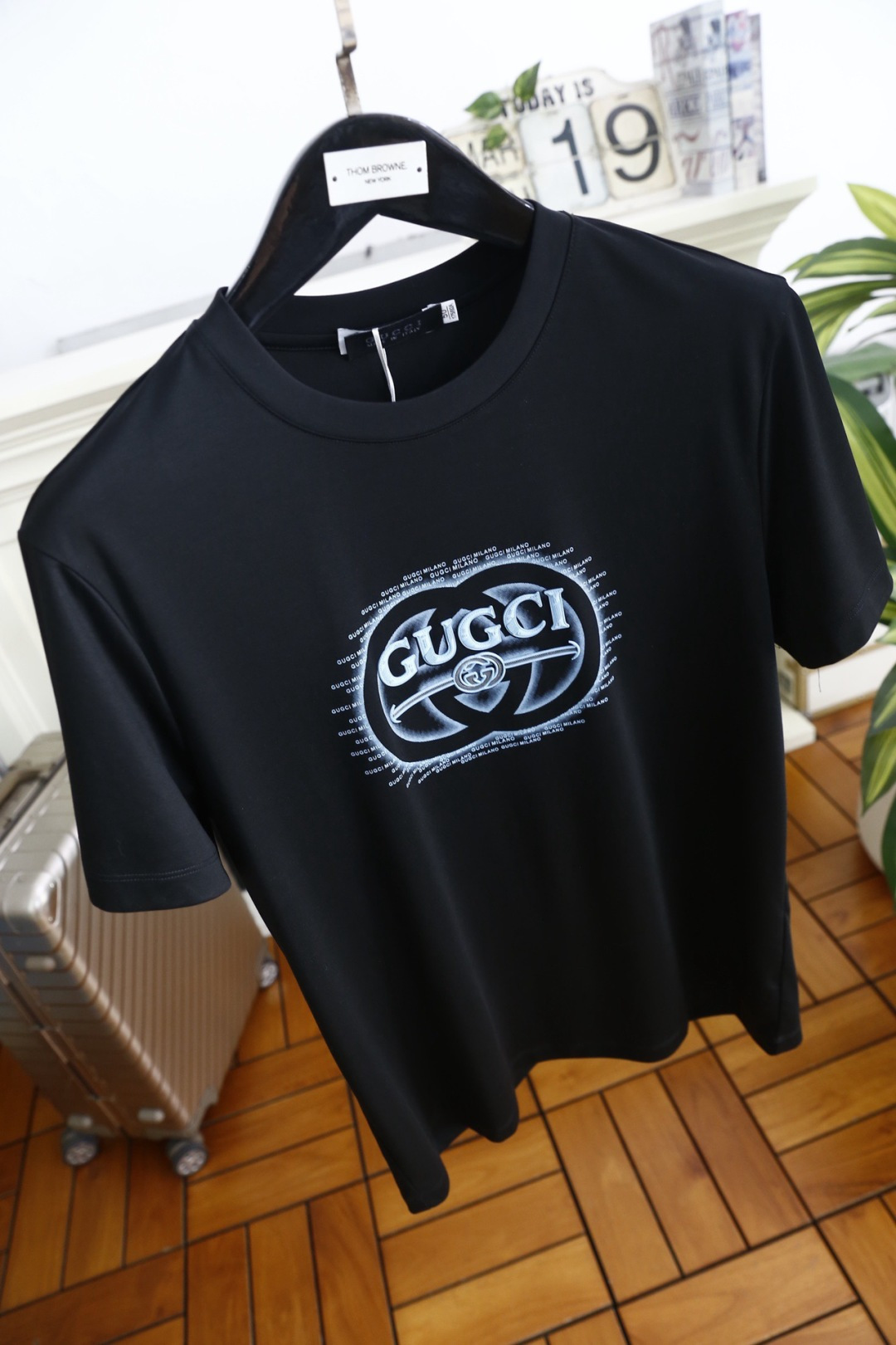 🔥Gu*ci/古驰.26夏季新品！时尚男士百搭短袖T恤，以极简圆领版型打造潮流休闲质感。胸前呈现品牌经典