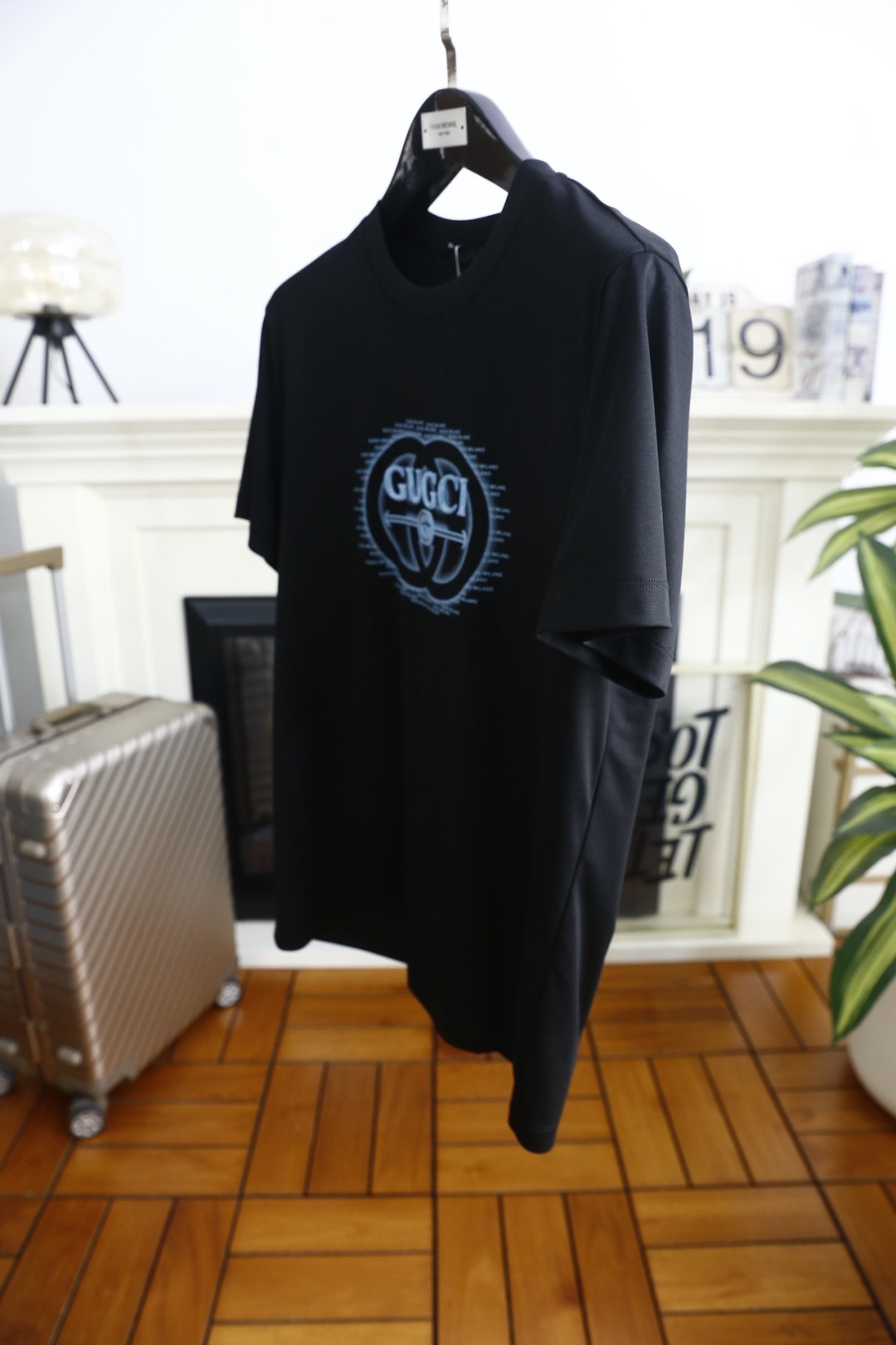 🔥Gu*ci/古驰.26夏季新品！时尚男士百搭短袖T恤，以极简圆领版型打造潮流休闲质感。胸前呈现品牌经典