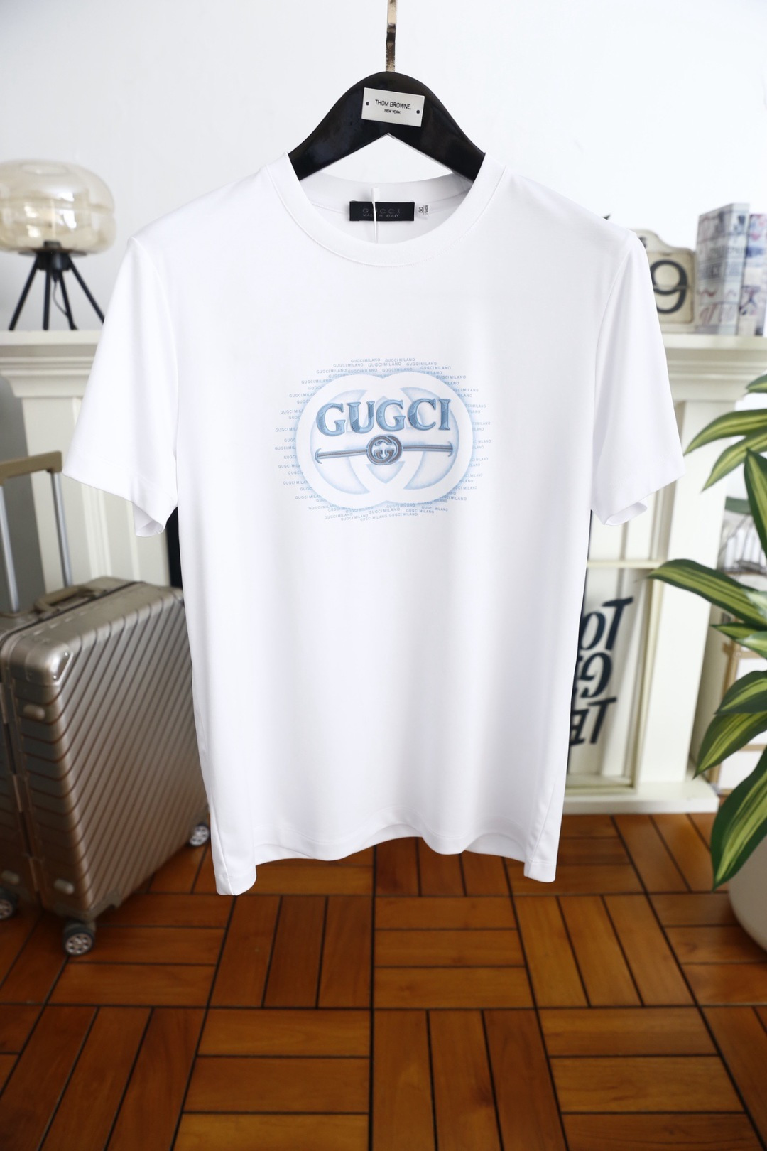 🔥Gu*ci/古驰.26夏季新品！时尚男士百搭短袖T恤，以极简圆领版型打造潮流休闲质感。胸前呈现品牌经典