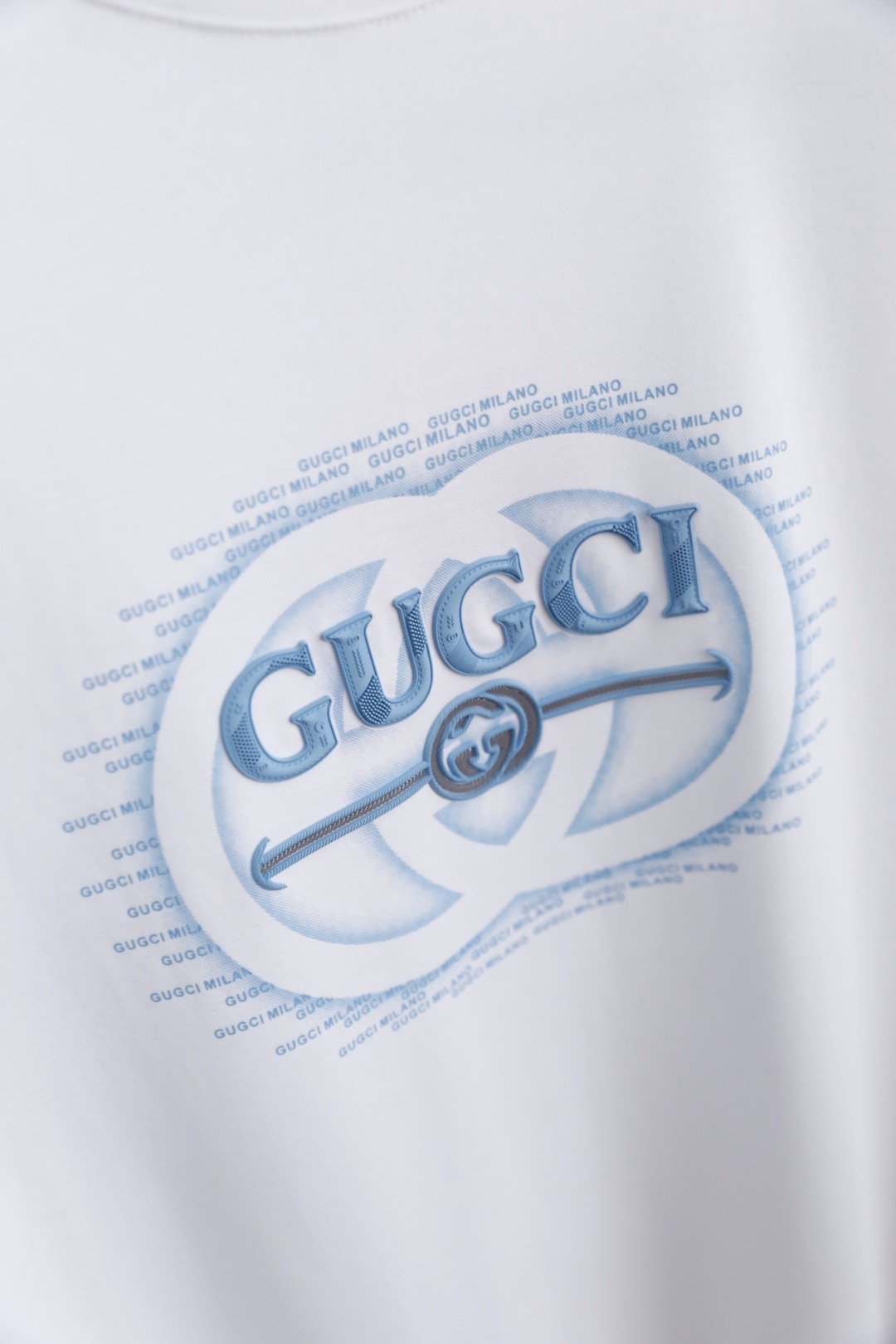 🔥Gu*ci/古驰.26夏季新品！时尚男士百搭短袖T恤，以极简圆领版型打造潮流休闲质感。胸前呈现品牌经典