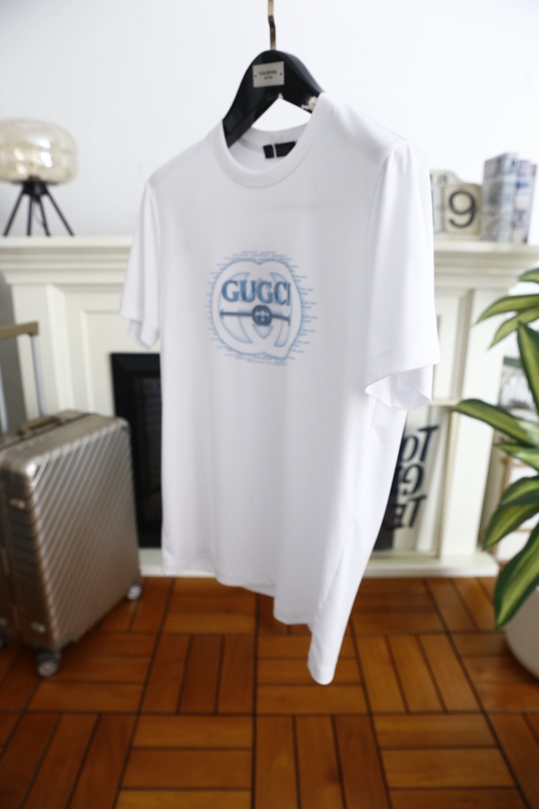 🔥Gu*ci/古驰.26夏季新品！时尚男士百搭短袖T恤，以极简圆领版型打造潮流休闲质感。胸前呈现品牌经典