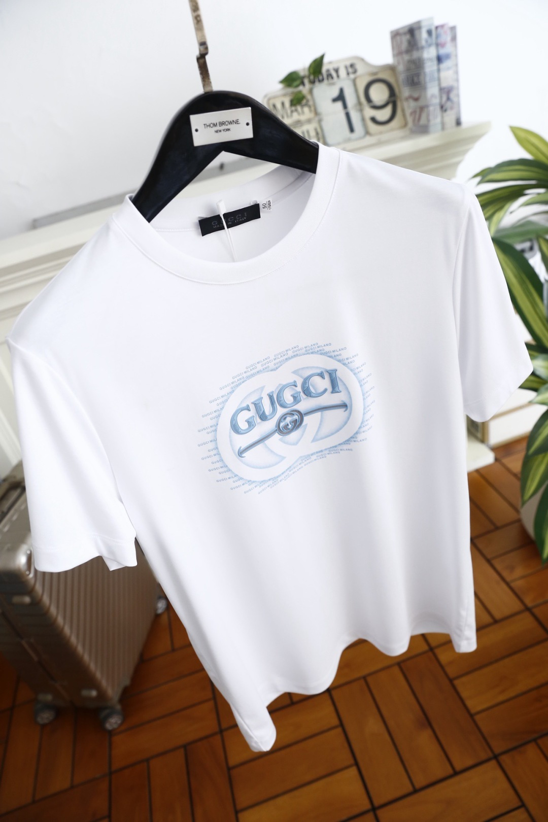 🔥Gu*ci/古驰.26夏季新品！时尚男士百搭短袖T恤，以极简圆领版型打造潮流休闲质感。胸前呈现品牌经典