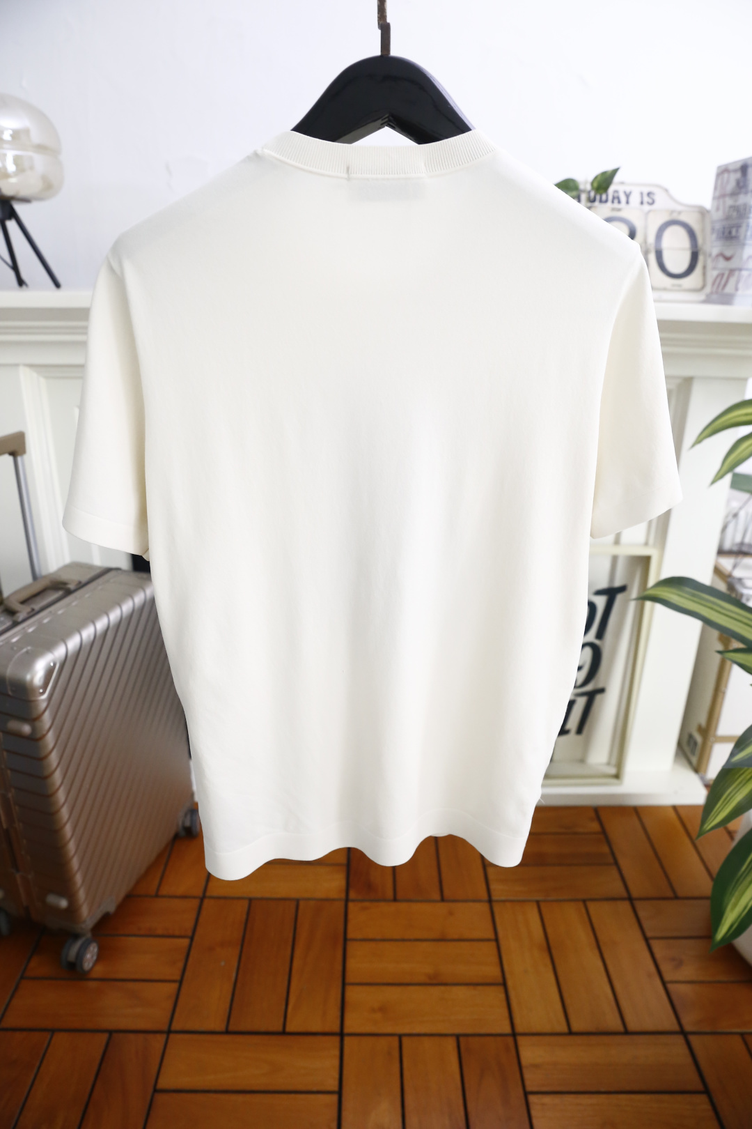 🔥迪奥.26夏季新品！时尚男士百搭T恤采用经典圆领设计，版型简约利落，适配多种身形。胸前满印小熊图案搭配