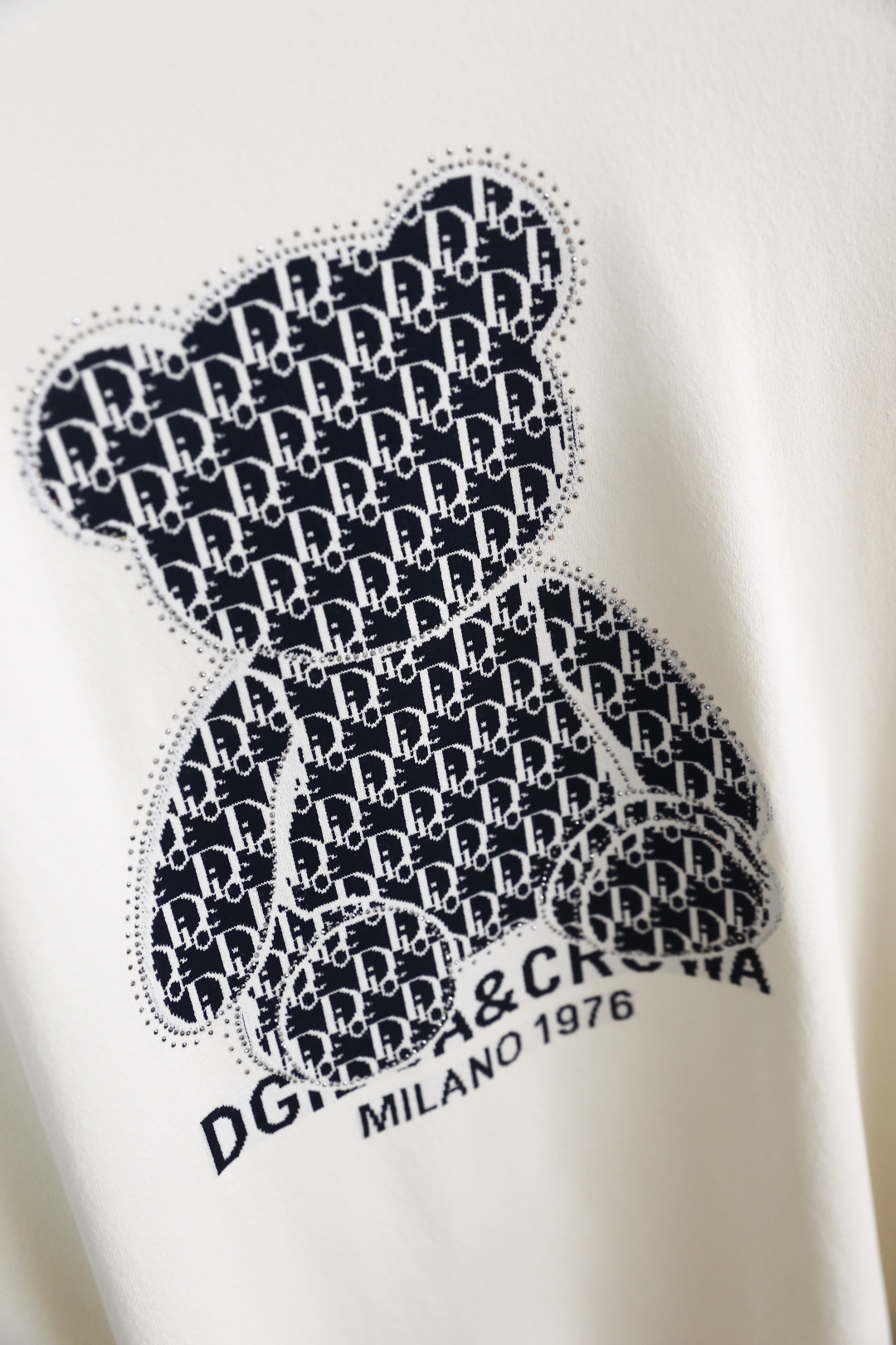 🔥迪奥.26夏季新品！时尚男士百搭T恤采用经典圆领设计，版型简约利落，适配多种身形。胸前满印小熊图案搭配