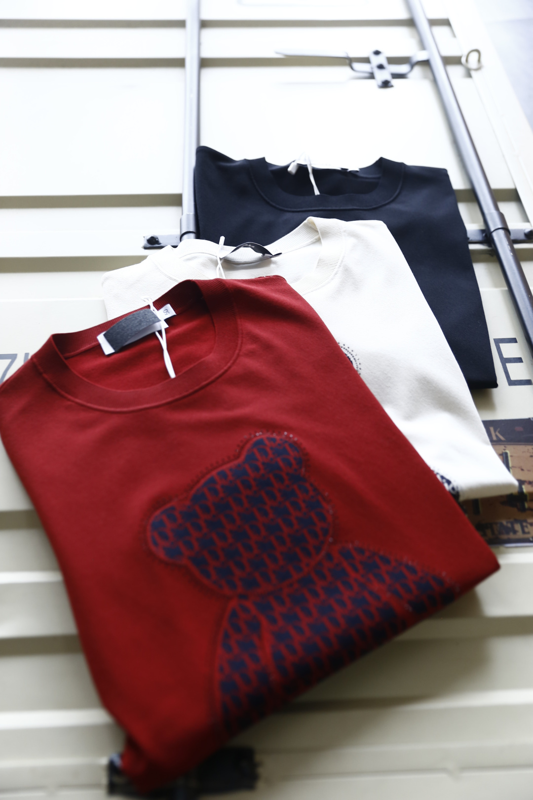 🔥迪奥.26夏季新品！时尚男士百搭T恤采用经典圆领设计，版型简约利落，适配多种身形。胸前满印小熊图案搭配