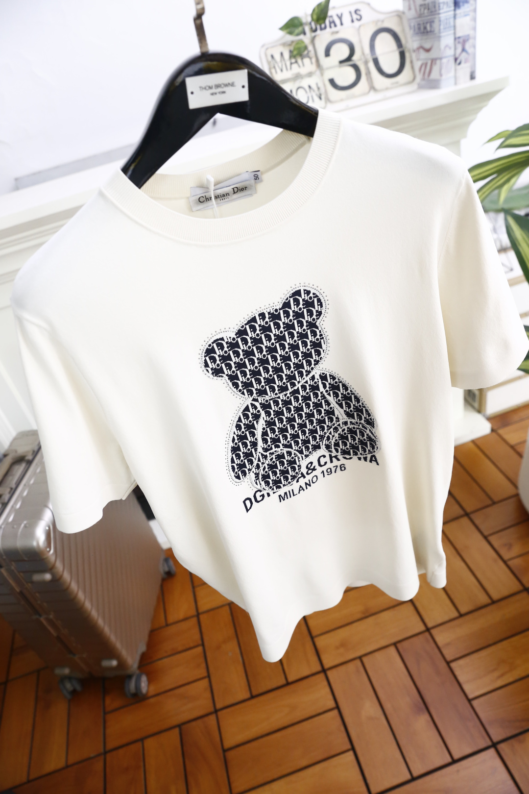 🔥迪奥.26夏季新品！时尚男士百搭T恤采用经典圆领设计，版型简约利落，适配多种身形。胸前满印小熊图案搭配