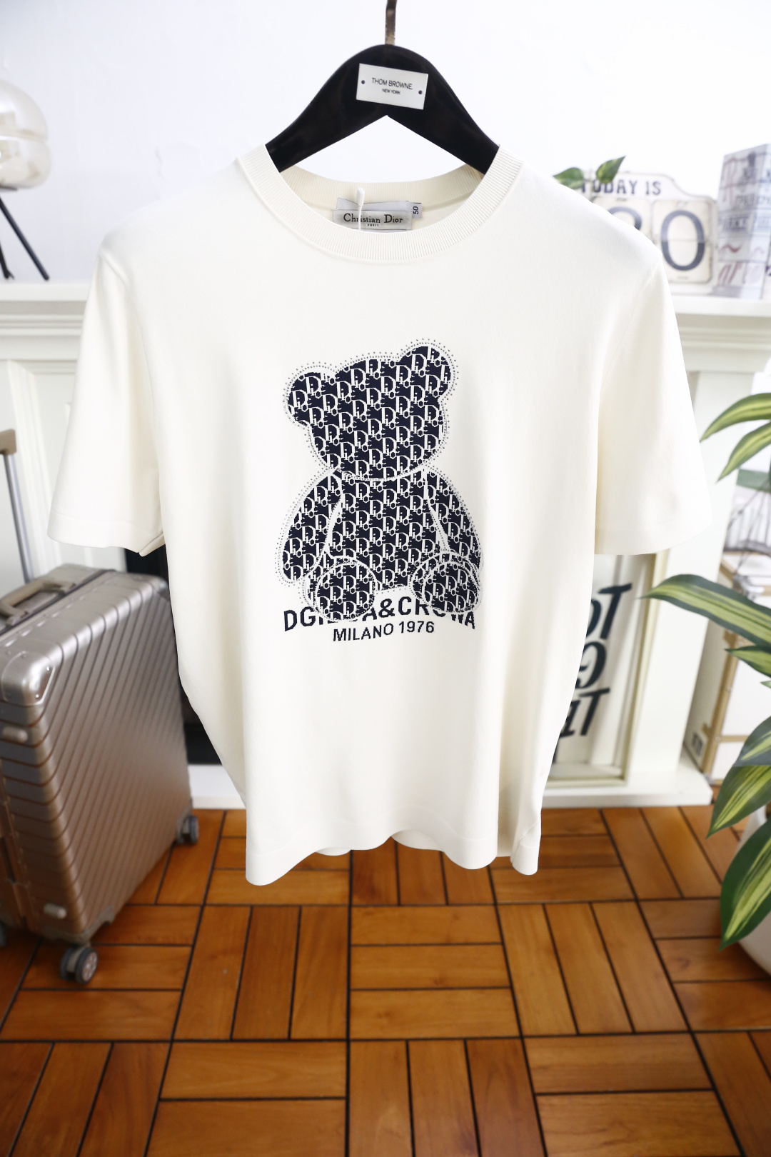 🔥迪奥.26夏季新品！时尚男士百搭T恤采用经典圆领设计，版型简约利落，适配多种身形。胸前满印小熊图案搭配