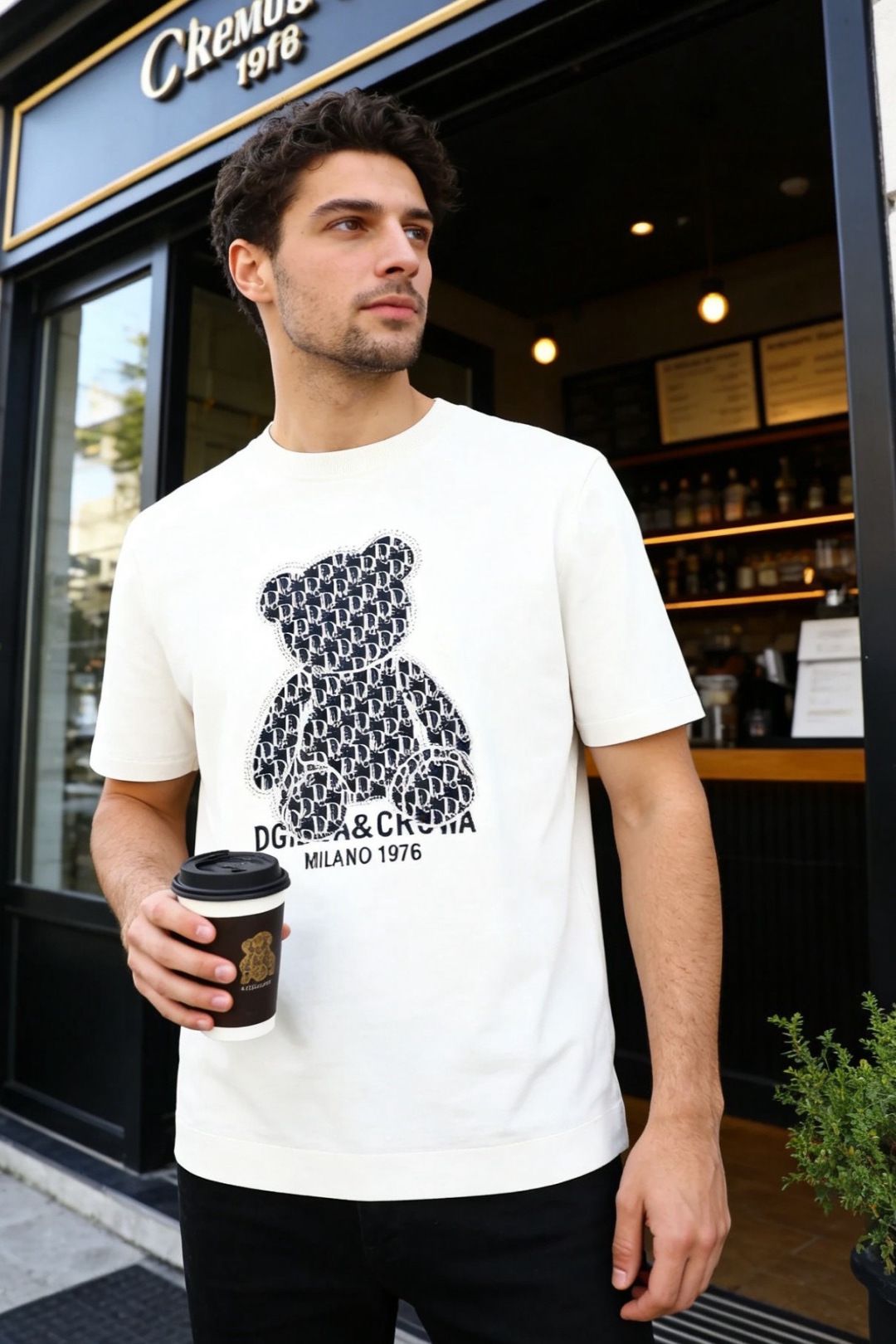 🔥迪奥.26夏季新品！时尚男士百搭T恤采用经典圆领设计，版型简约利落，适配多种身形。胸前满印小熊图案搭配