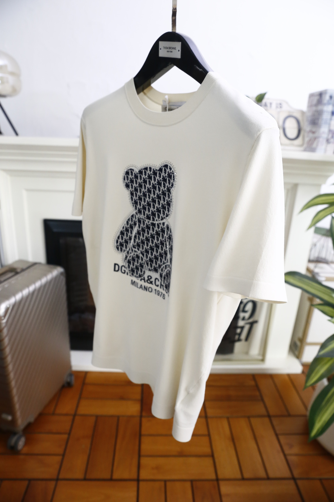 🔥迪奥.26夏季新品！时尚男士百搭T恤采用经典圆领设计，版型简约利落，适配多种身形。胸前满印小熊图案搭配