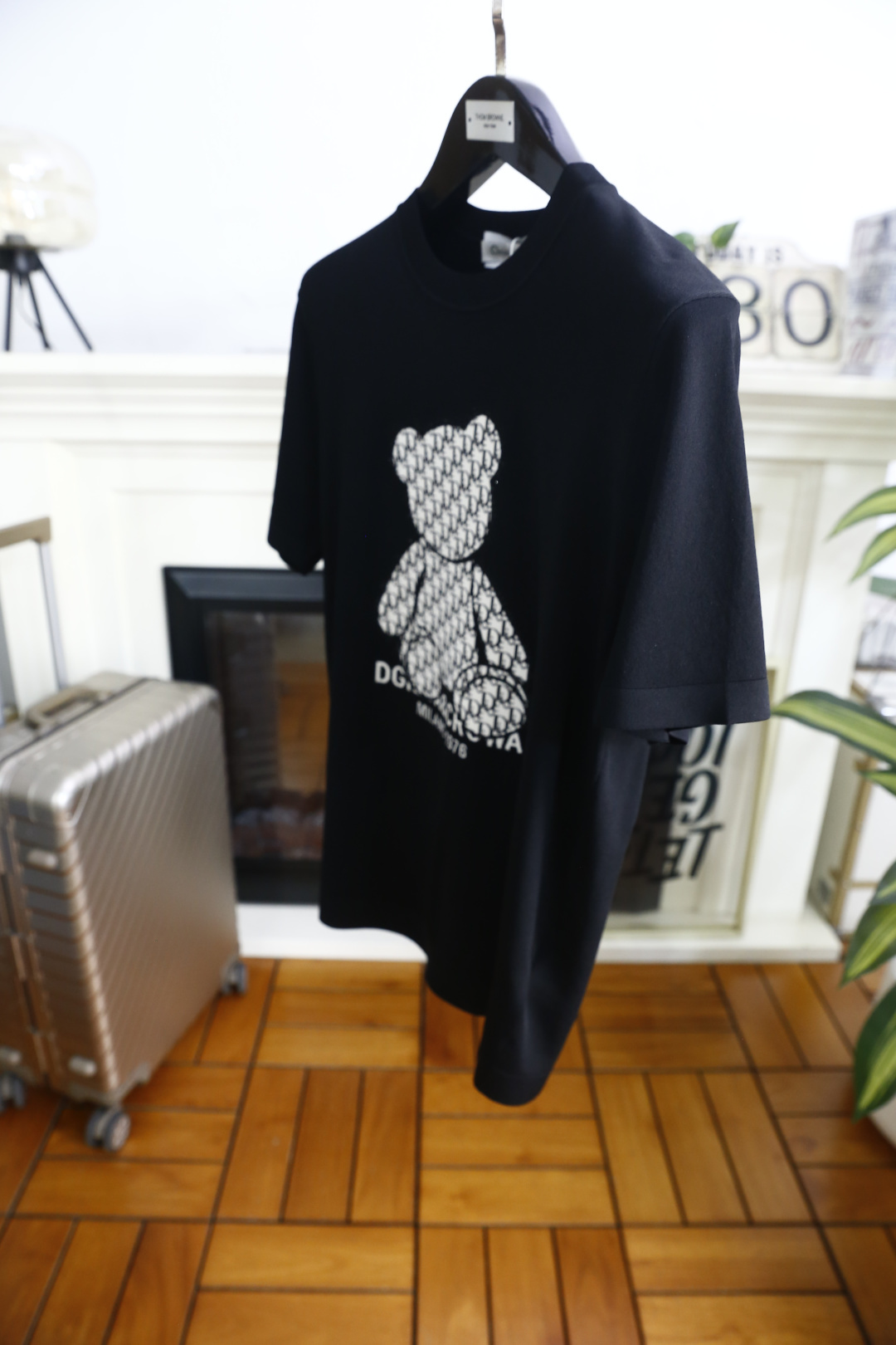 🔥迪奥.26夏季新品！时尚男士百搭T恤采用经典圆领设计，版型简约利落，适配多种身形。胸前满印小熊图案搭配