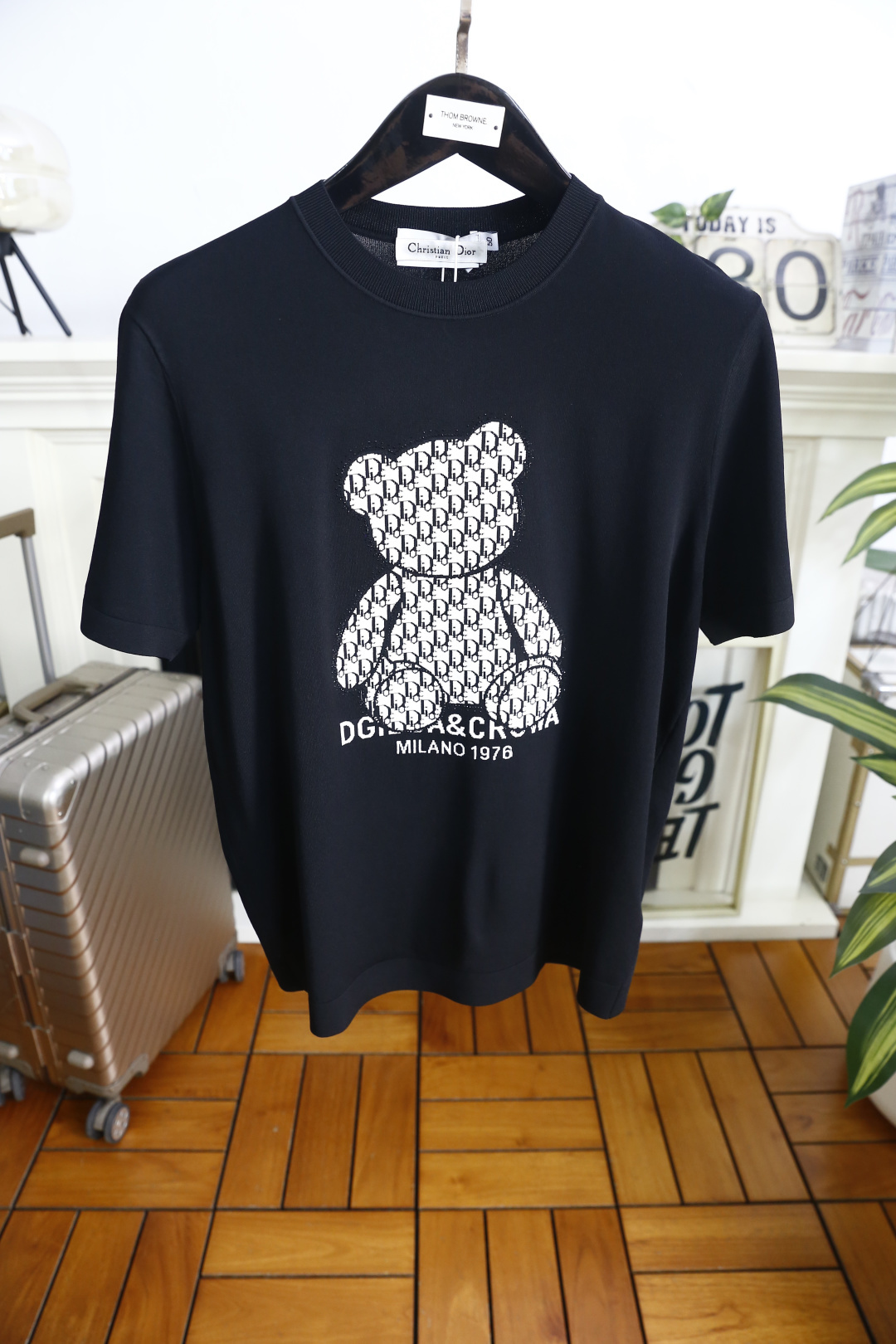 🔥迪奥.26夏季新品！时尚男士百搭T恤采用经典圆领设计，版型简约利落，适配多种身形。胸前满印小熊图案搭配