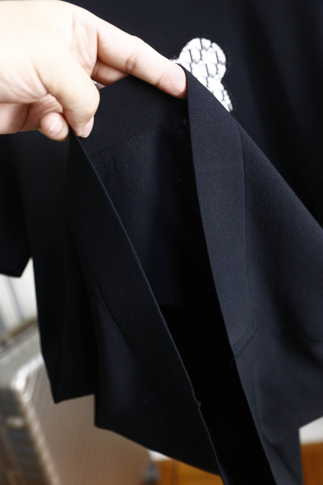 🔥迪奥.26夏季新品！时尚男士百搭T恤采用经典圆领设计，版型简约利落，适配多种身形。胸前满印小熊图案搭配