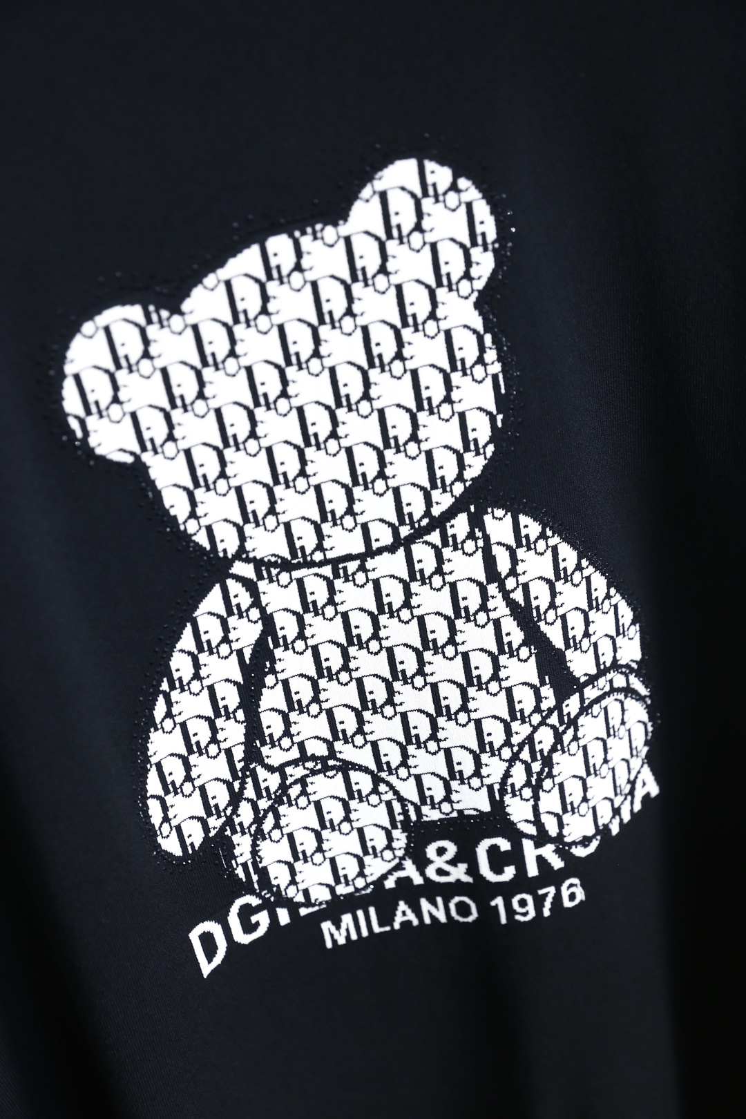 🔥迪奥.26夏季新品！时尚男士百搭T恤采用经典圆领设计，版型简约利落，适配多种身形。胸前满印小熊图案搭配