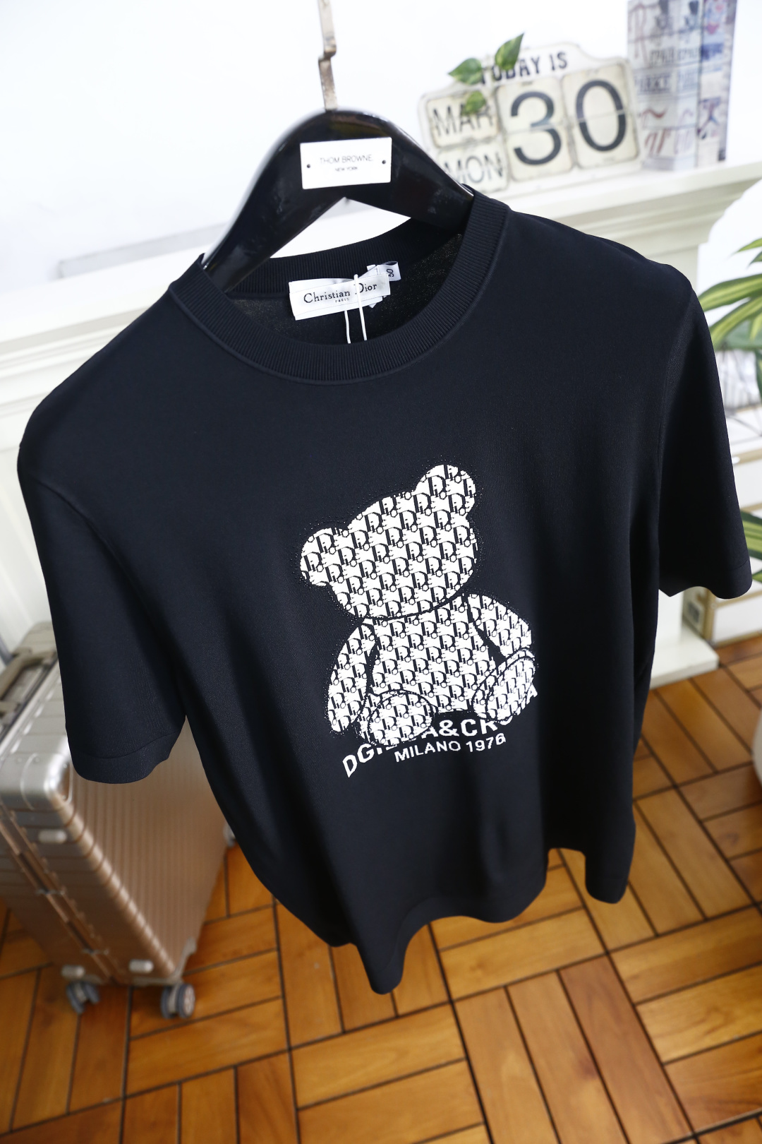 🔥迪奥.26夏季新品！时尚男士百搭T恤采用经典圆领设计，版型简约利落，适配多种身形。胸前满印小熊图案搭配