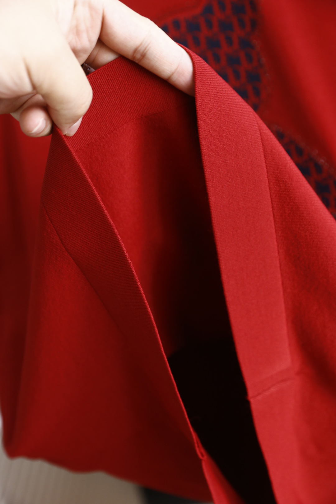 🔥迪奥.26夏季新品！时尚男士百搭T恤采用经典圆领设计，版型简约利落，适配多种身形。胸前满印小熊图案搭配