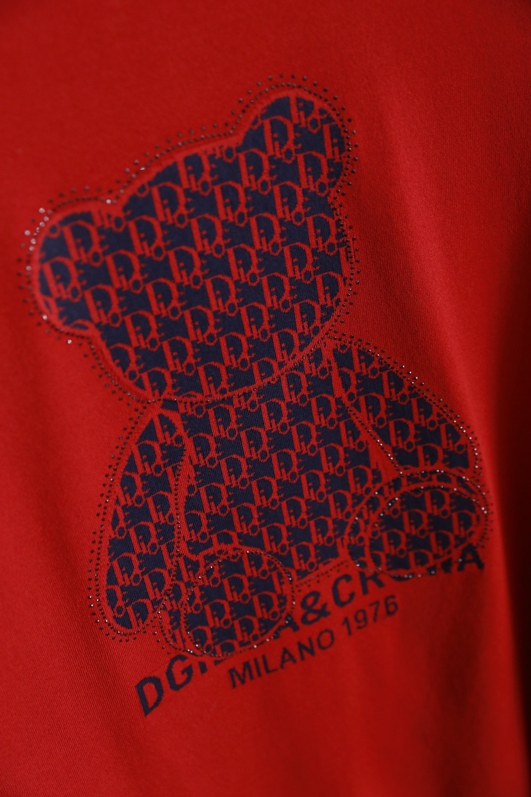 🔥迪奥.26夏季新品！时尚男士百搭T恤采用经典圆领设计，版型简约利落，适配多种身形。胸前满印小熊图案搭配