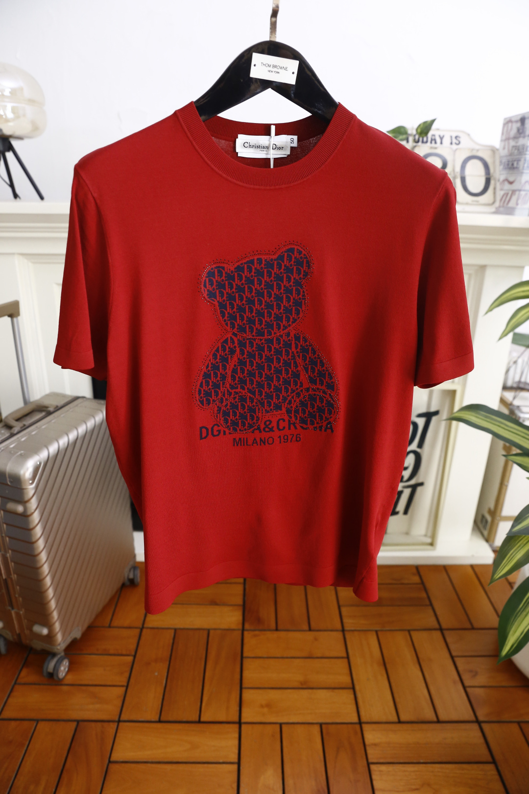 🔥迪奥.26夏季新品！时尚男士百搭T恤采用经典圆领设计，版型简约利落，适配多种身形。胸前满印小熊图案搭配