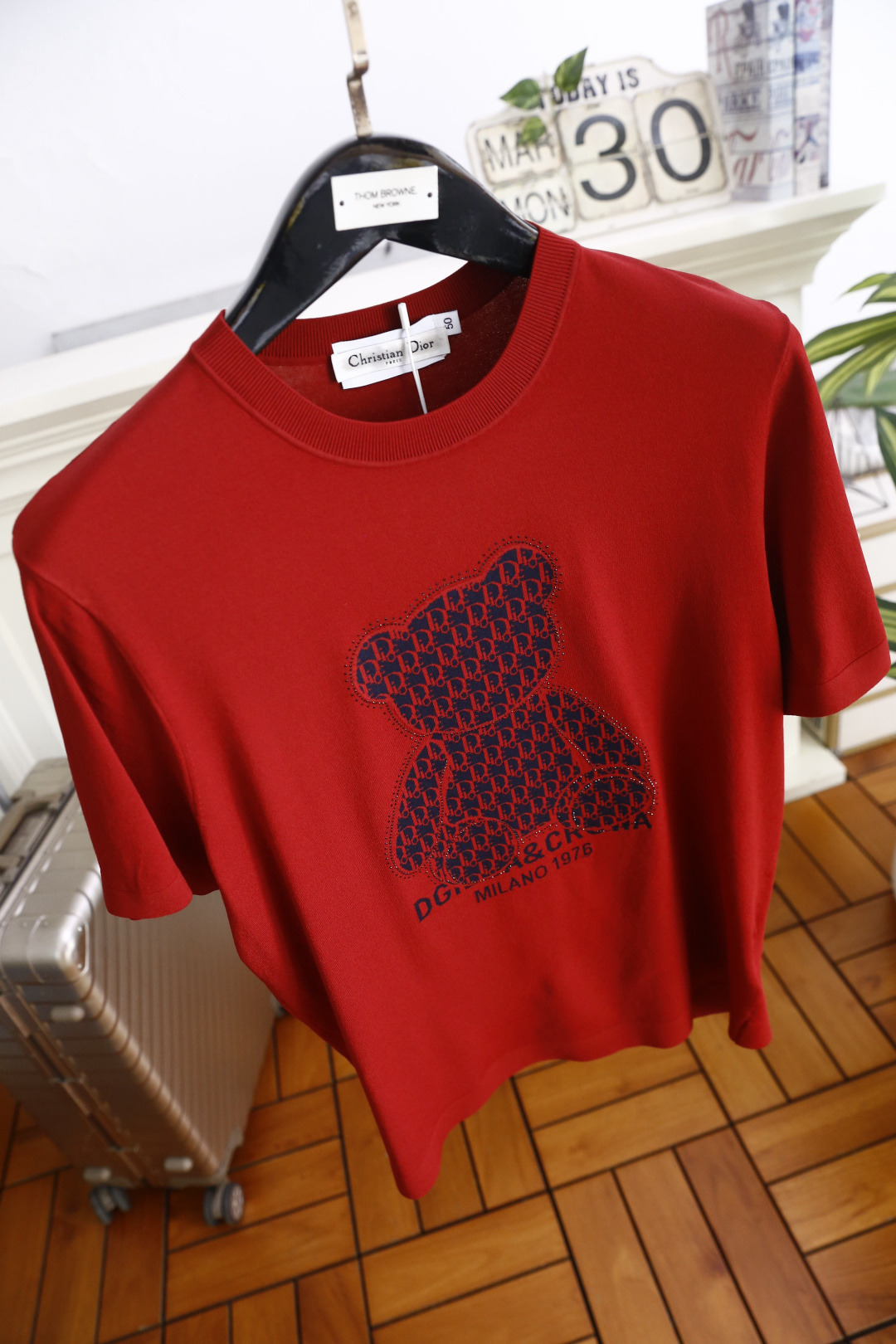 🔥迪奥.26夏季新品！时尚男士百搭T恤采用经典圆领设计，版型简约利落，适配多种身形。胸前满印小熊图案搭配