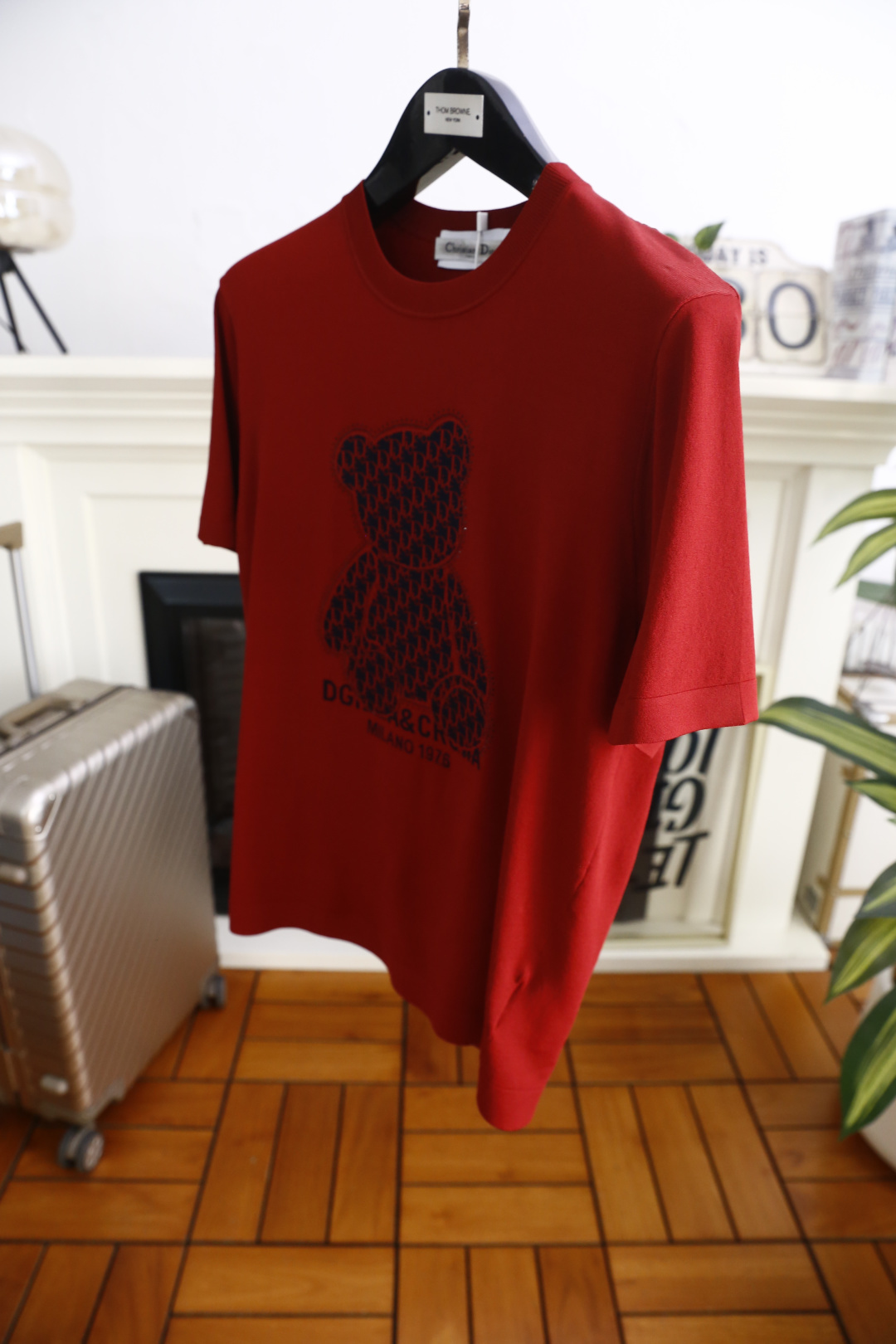 🔥迪奥.26夏季新品！时尚男士百搭T恤采用经典圆领设计，版型简约利落，适配多种身形。胸前满印小熊图案搭配