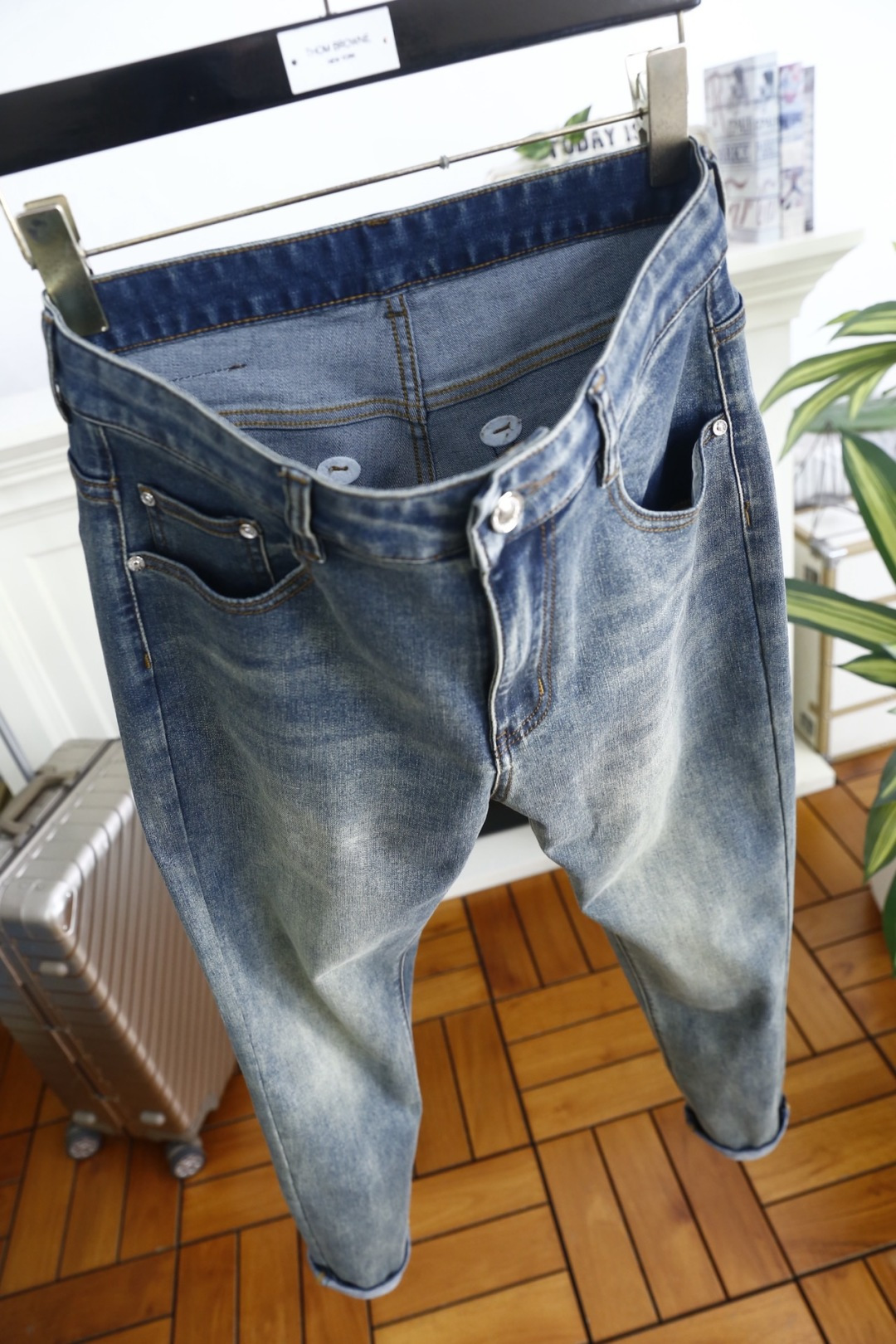 🔥杜嘉班纳.26春夏新品！时尚男士百搭牛仔裤，后腰饰以质感皮革标与品牌标识，后袋点缀精致金属徽标，细节处