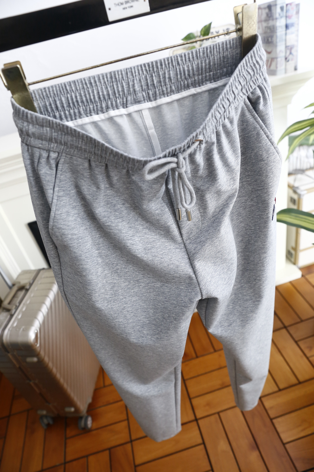 🔥蒙口.26夏季新品！时尚男士百搭休闲卫裤采用经典松紧抽绳腰头设计，搭配金属绳头细节，兼顾了穿脱的便利性