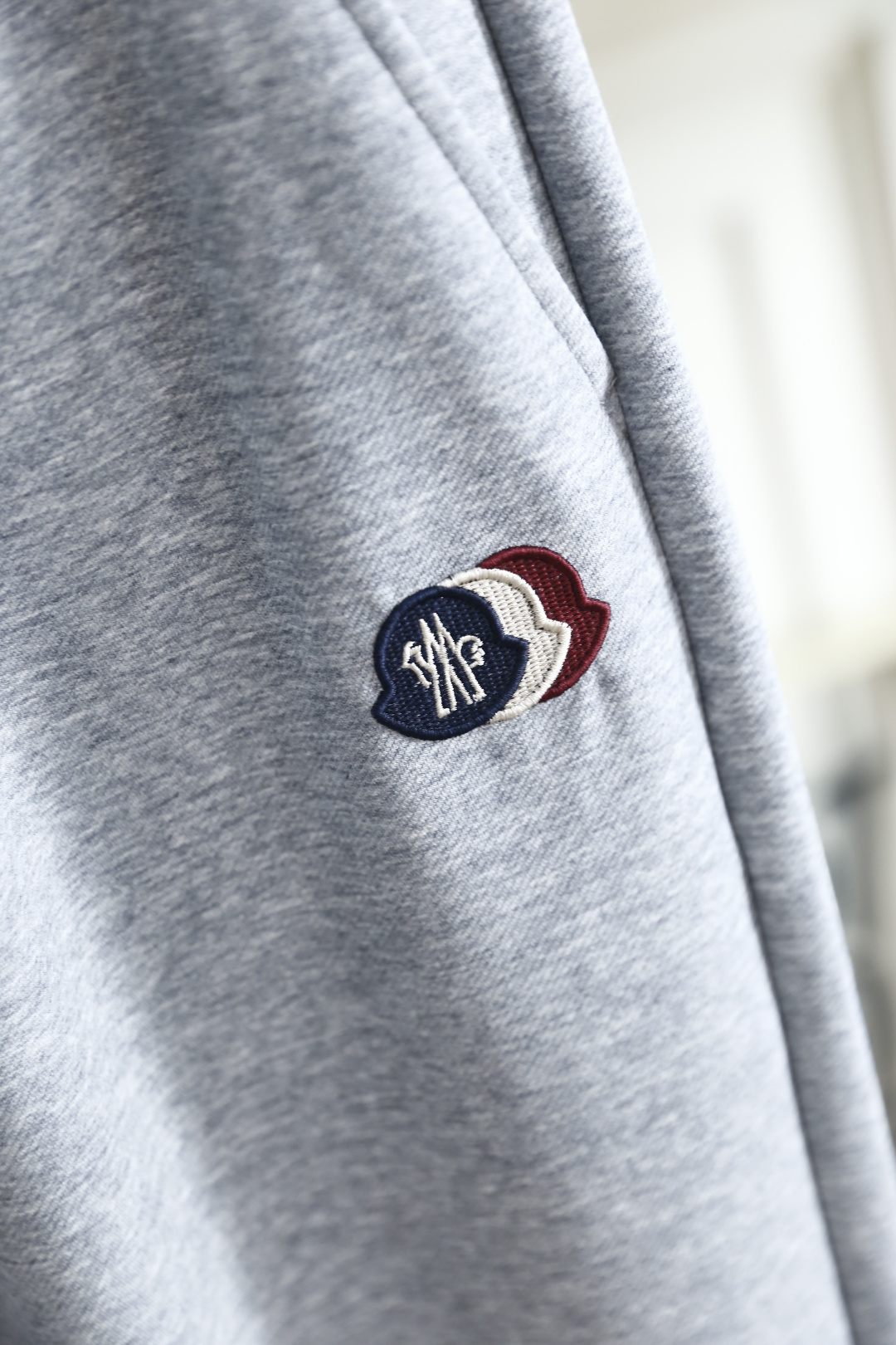 🔥蒙口.26夏季新品！时尚男士百搭休闲卫裤采用经典松紧抽绳腰头设计，搭配金属绳头细节，兼顾了穿脱的便利性