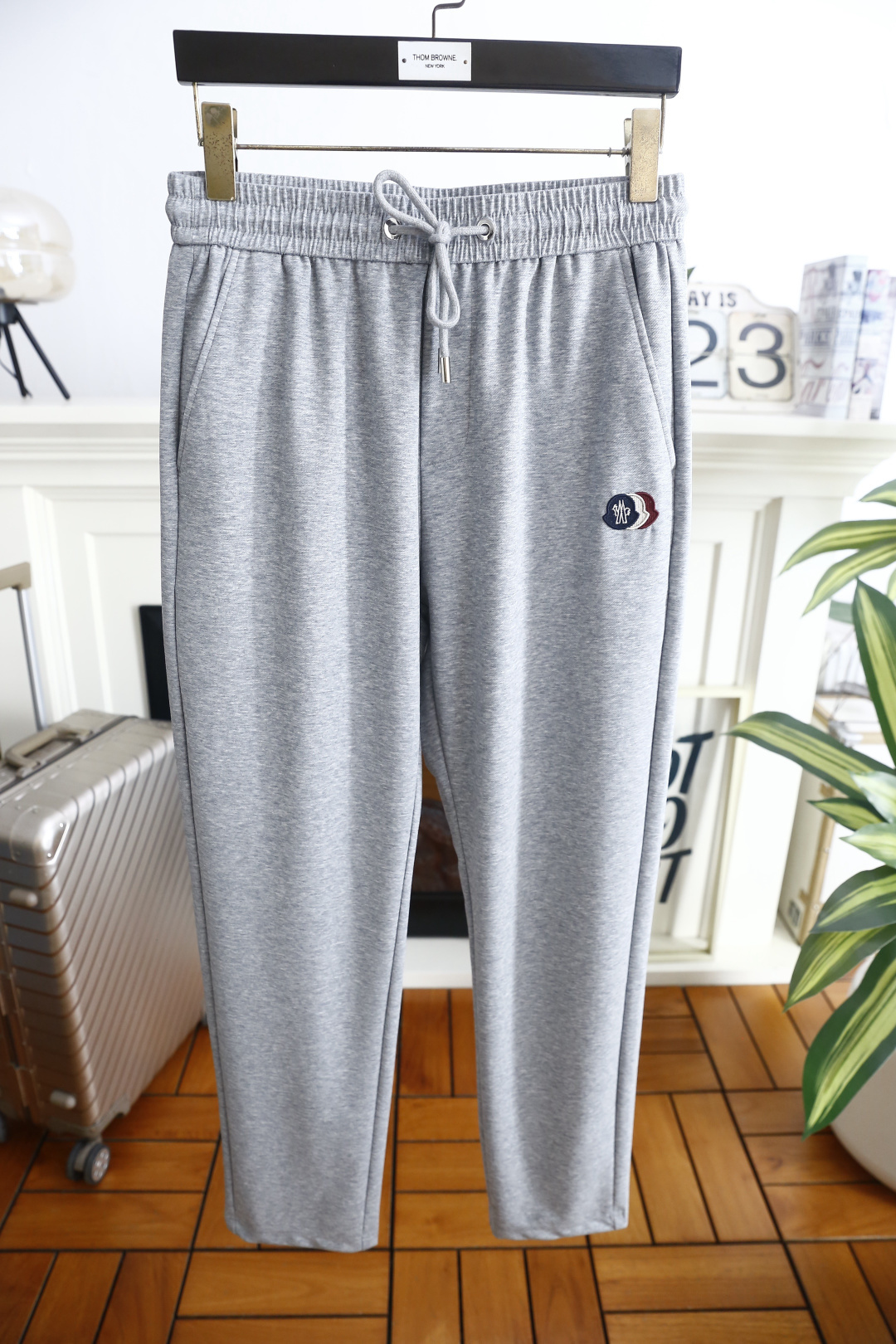 🔥蒙口.26夏季新品！时尚男士百搭休闲卫裤采用经典松紧抽绳腰头设计，搭配金属绳头细节，兼顾了穿脱的便利性