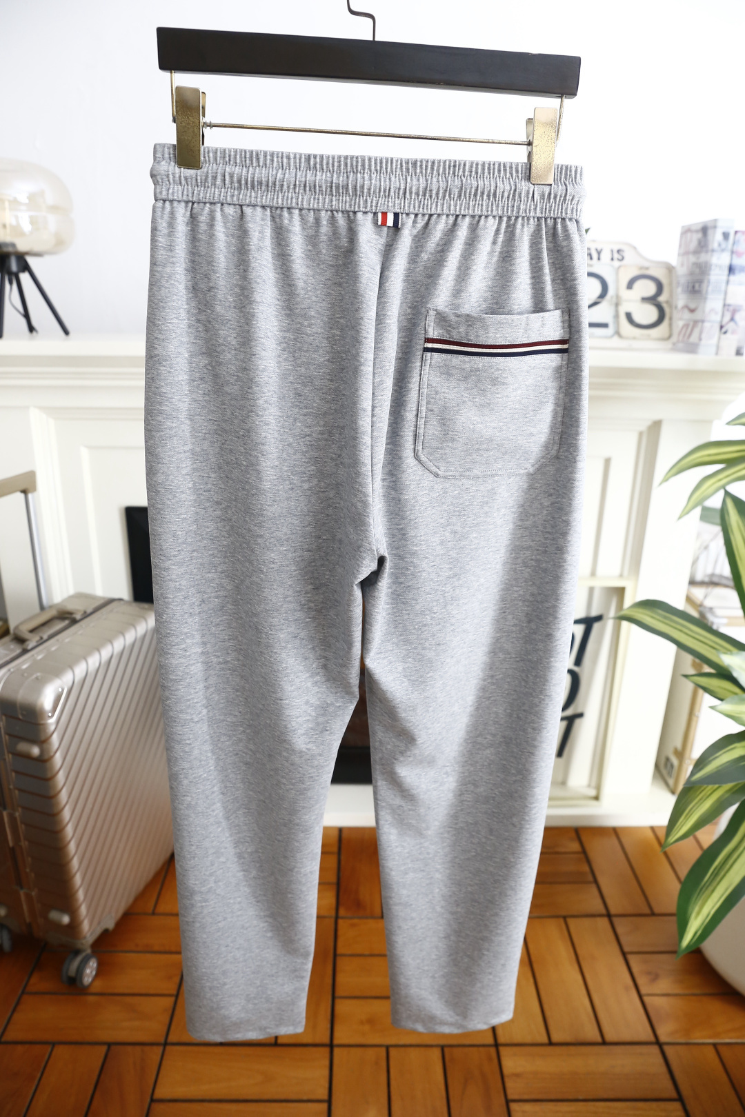 🔥蒙口.26夏季新品！时尚男士百搭休闲卫裤采用经典松紧抽绳腰头设计，搭配金属绳头细节，兼顾了穿脱的便利性