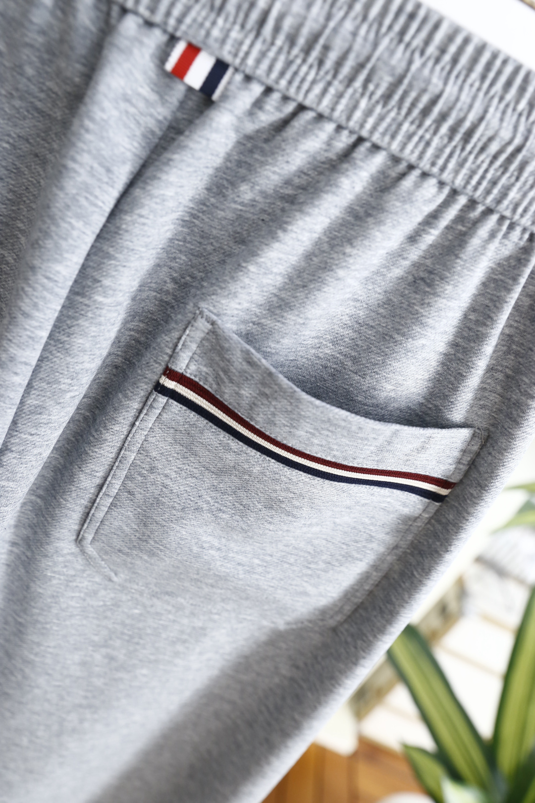 🔥蒙口.26夏季新品！时尚男士百搭休闲卫裤采用经典松紧抽绳腰头设计，搭配金属绳头细节，兼顾了穿脱的便利性