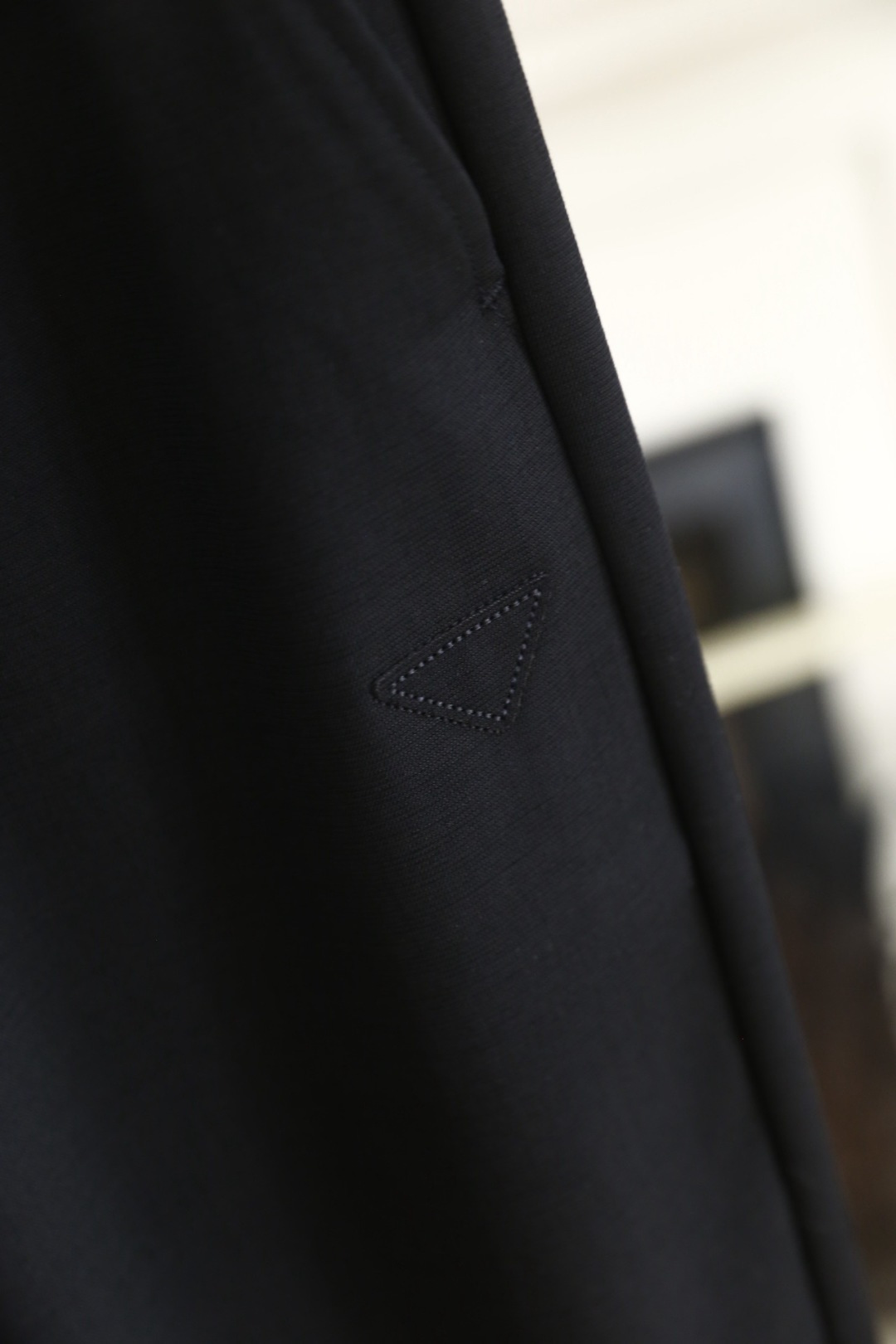 🔥普拉达.26夏季新品！时尚男士百搭休闲裤以简约直筒版型勾勒利落线条，松紧腰头搭配抽绳设计，兼顾舒适与调