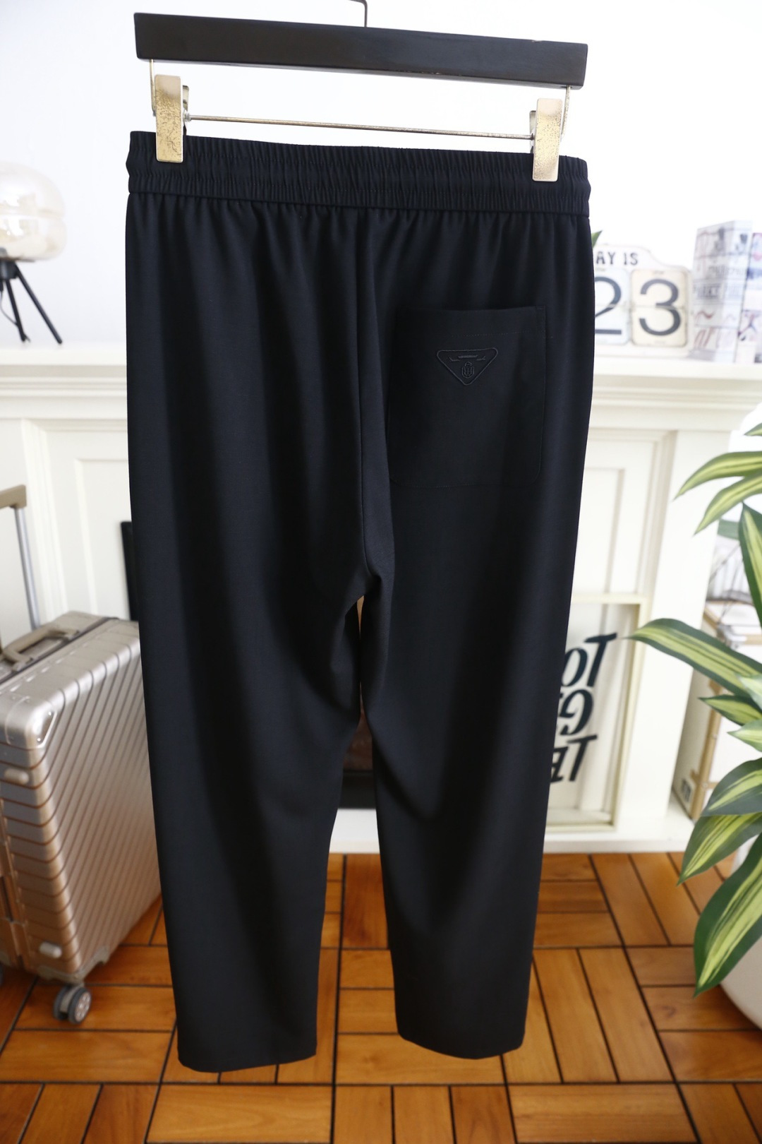 🔥普拉达.26夏季新品！时尚男士百搭休闲裤以简约直筒版型勾勒利落线条，松紧腰头搭配抽绳设计，兼顾舒适与调