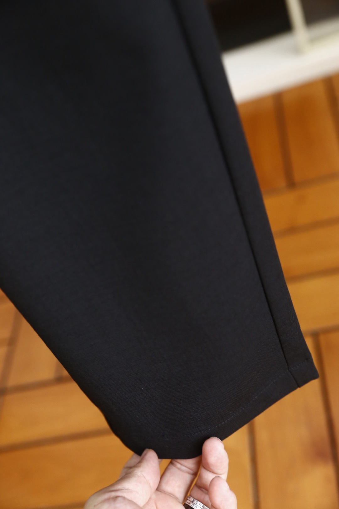 🔥普拉达.26夏季新品！时尚男士百搭休闲裤以简约直筒版型勾勒利落线条，松紧腰头搭配抽绳设计，兼顾舒适与调