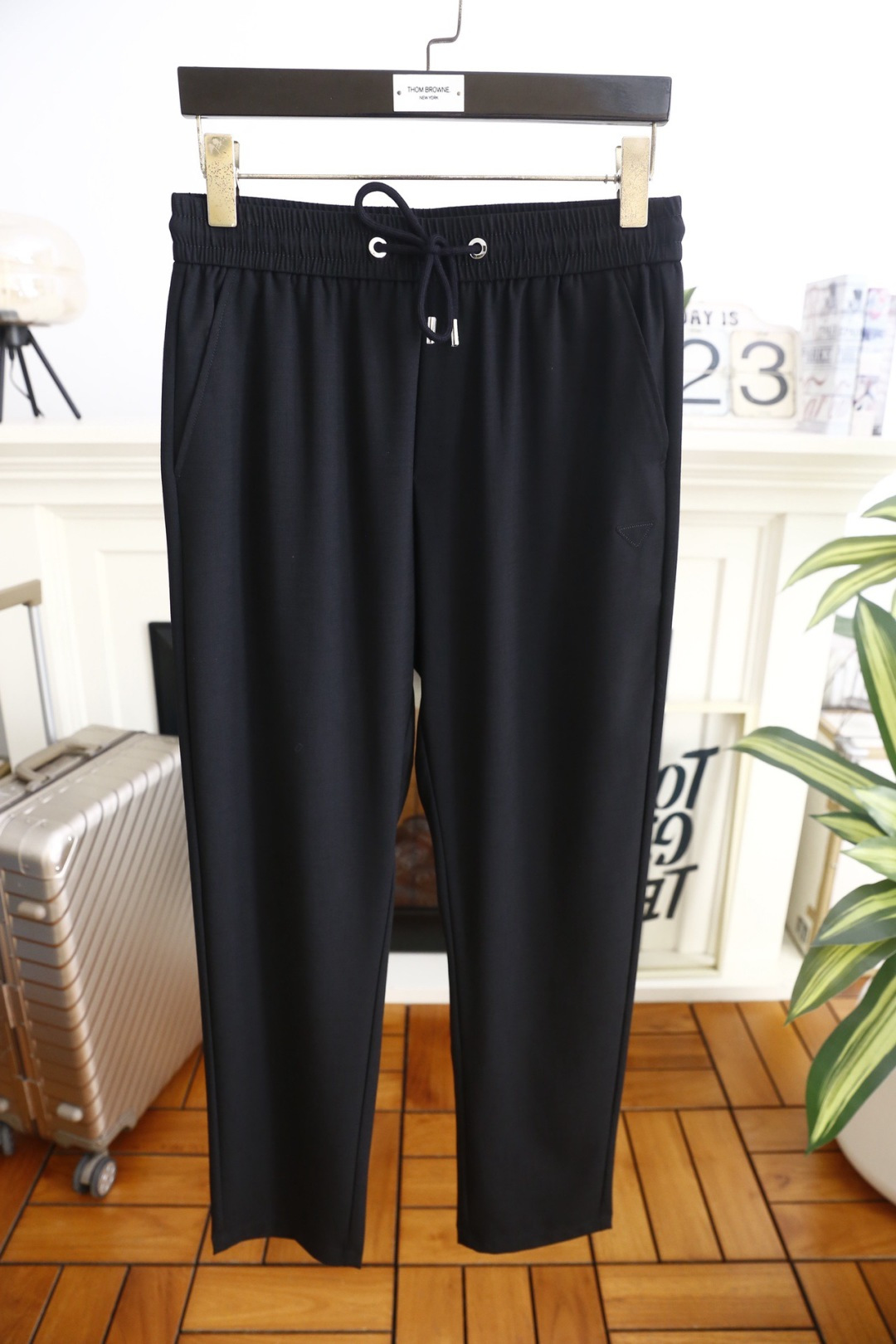 🔥普拉达.26夏季新品！时尚男士百搭休闲裤以简约直筒版型勾勒利落线条，松紧腰头搭配抽绳设计，兼顾舒适与调