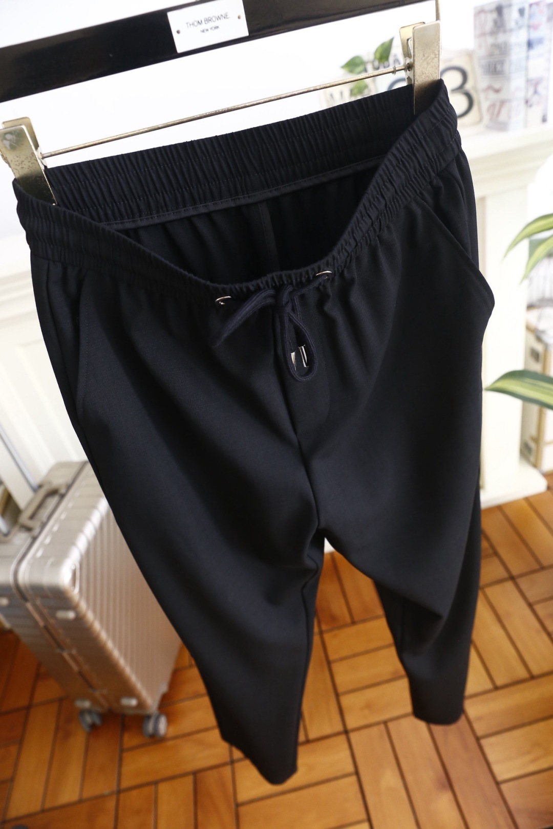 🔥普拉达.26夏季新品！时尚男士百搭休闲裤以简约直筒版型勾勒利落线条，松紧腰头搭配抽绳设计，兼顾舒适与调