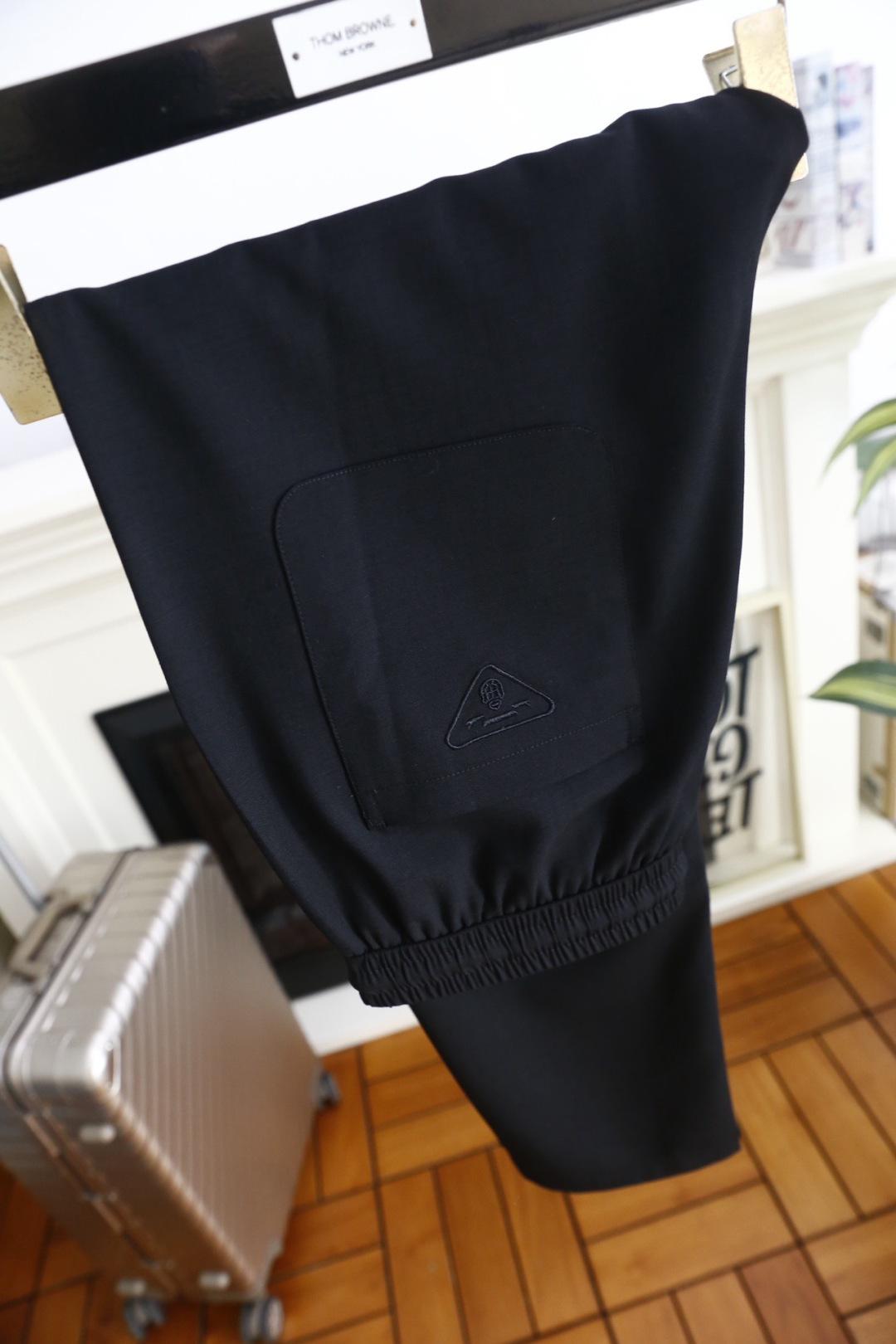 🔥普拉达.26夏季新品！时尚男士百搭休闲裤以简约直筒版型勾勒利落线条，松紧腰头搭配抽绳设计，兼顾舒适与调