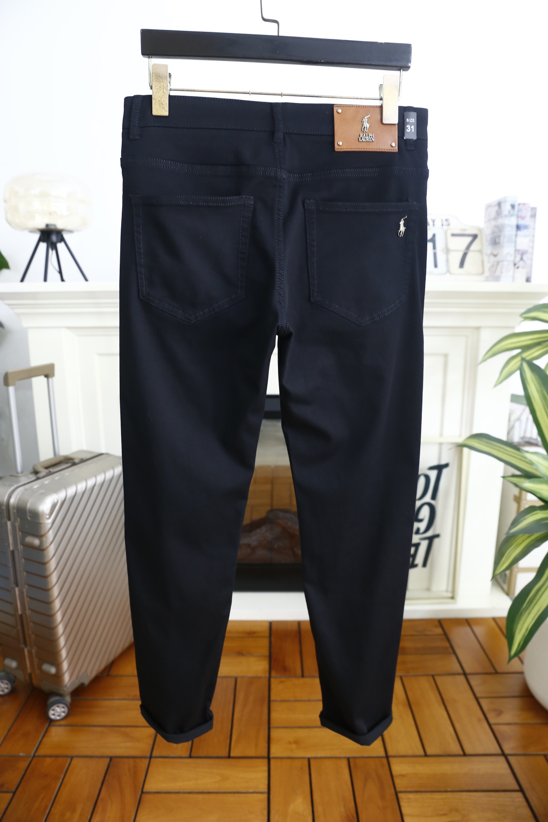 🔥POLO.26夏季新品男士黑色休闲裤，采用纯黑简约版型，利落修身不紧绷，适配通勤与休闲多元场景。后腰饰
