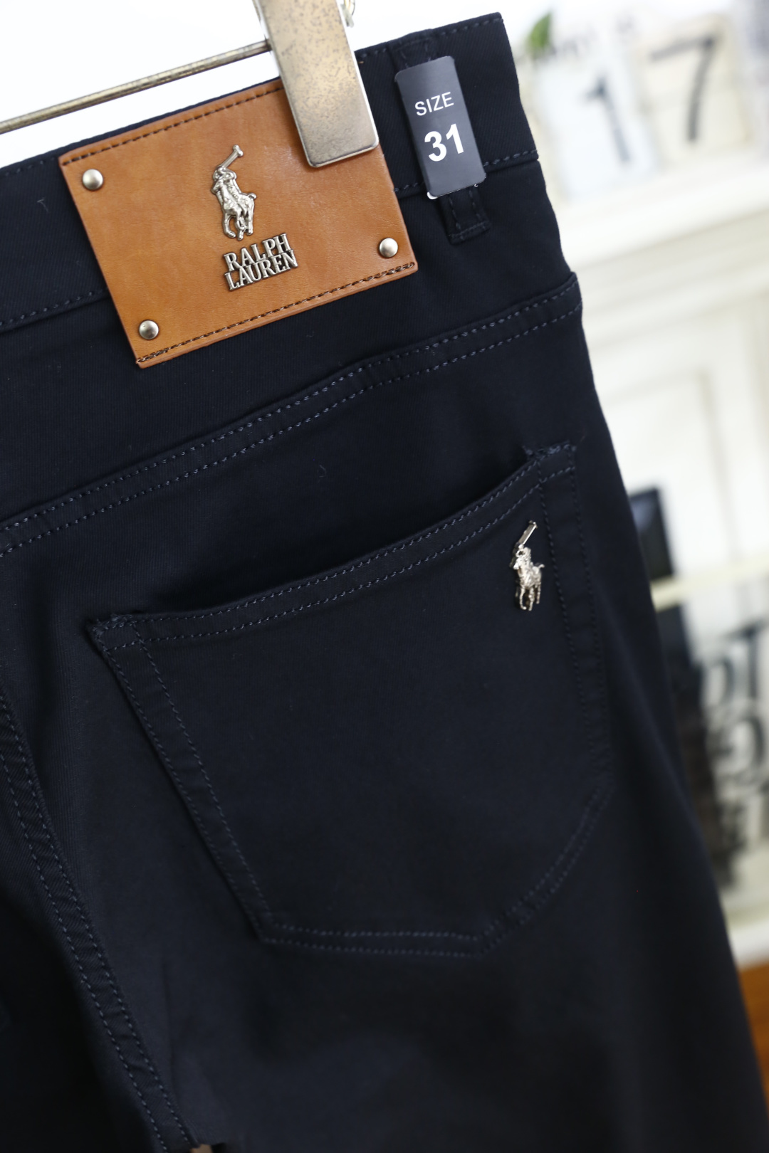 🔥POLO.26夏季新品男士黑色休闲裤，采用纯黑简约版型，利落修身不紧绷，适配通勤与休闲多元场景。后腰饰