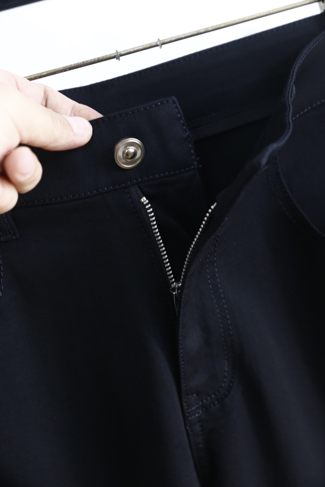 🔥POLO.26夏季新品男士黑色休闲裤，采用纯黑简约版型，利落修身不紧绷，适配通勤与休闲多元场景。后腰饰