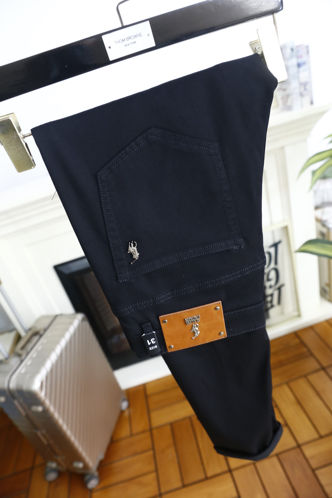 🔥POLO.26夏季新品男士黑色休闲裤，采用纯黑简约版型，利落修身不紧绷，适配通勤与休闲多元场景。后腰饰