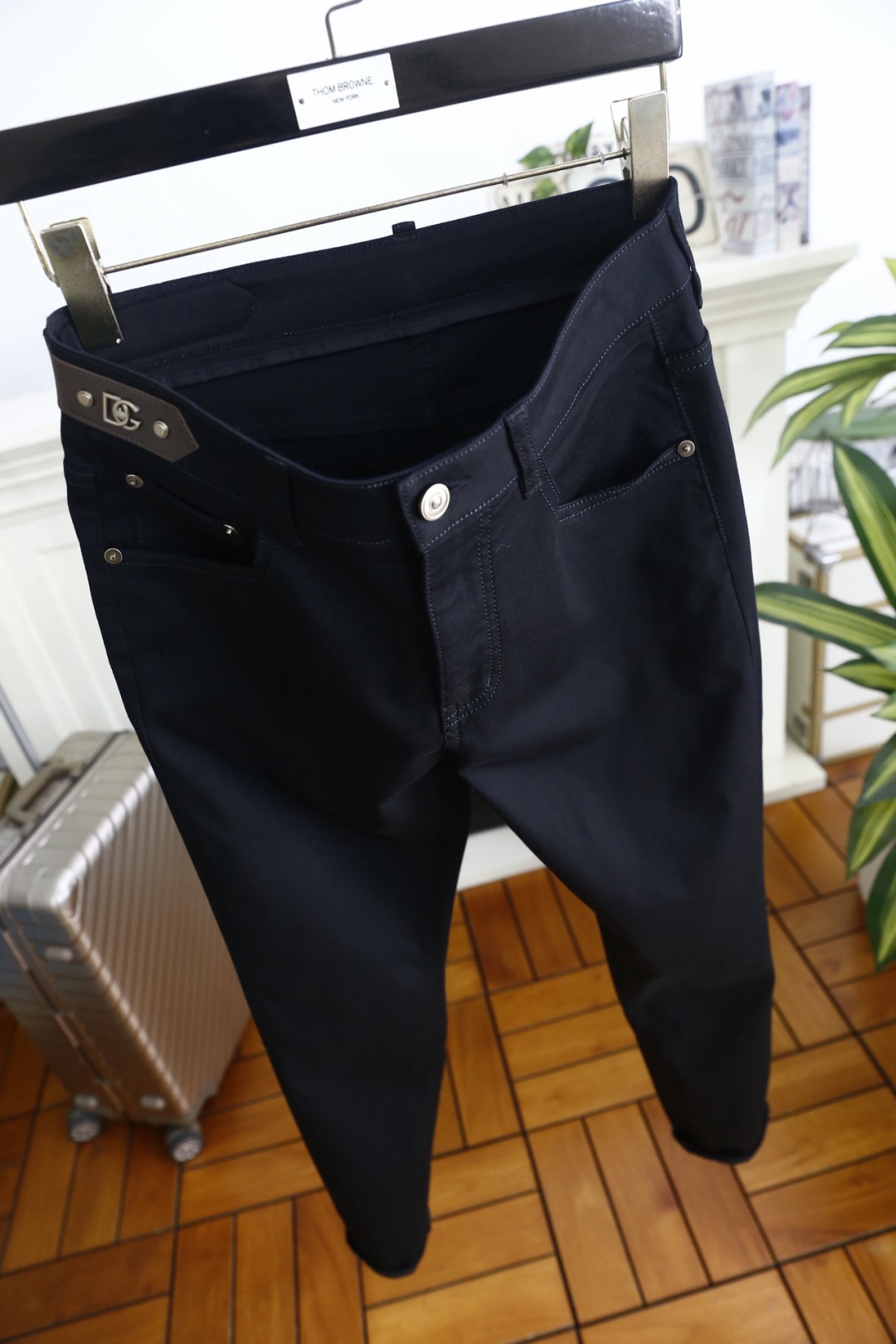 🔥杜嘉班纳.2026春夏新品！时尚男士百搭休闲长裤采用利落修身剪裁，经典五袋款设计兼顾实用性与美观度。后